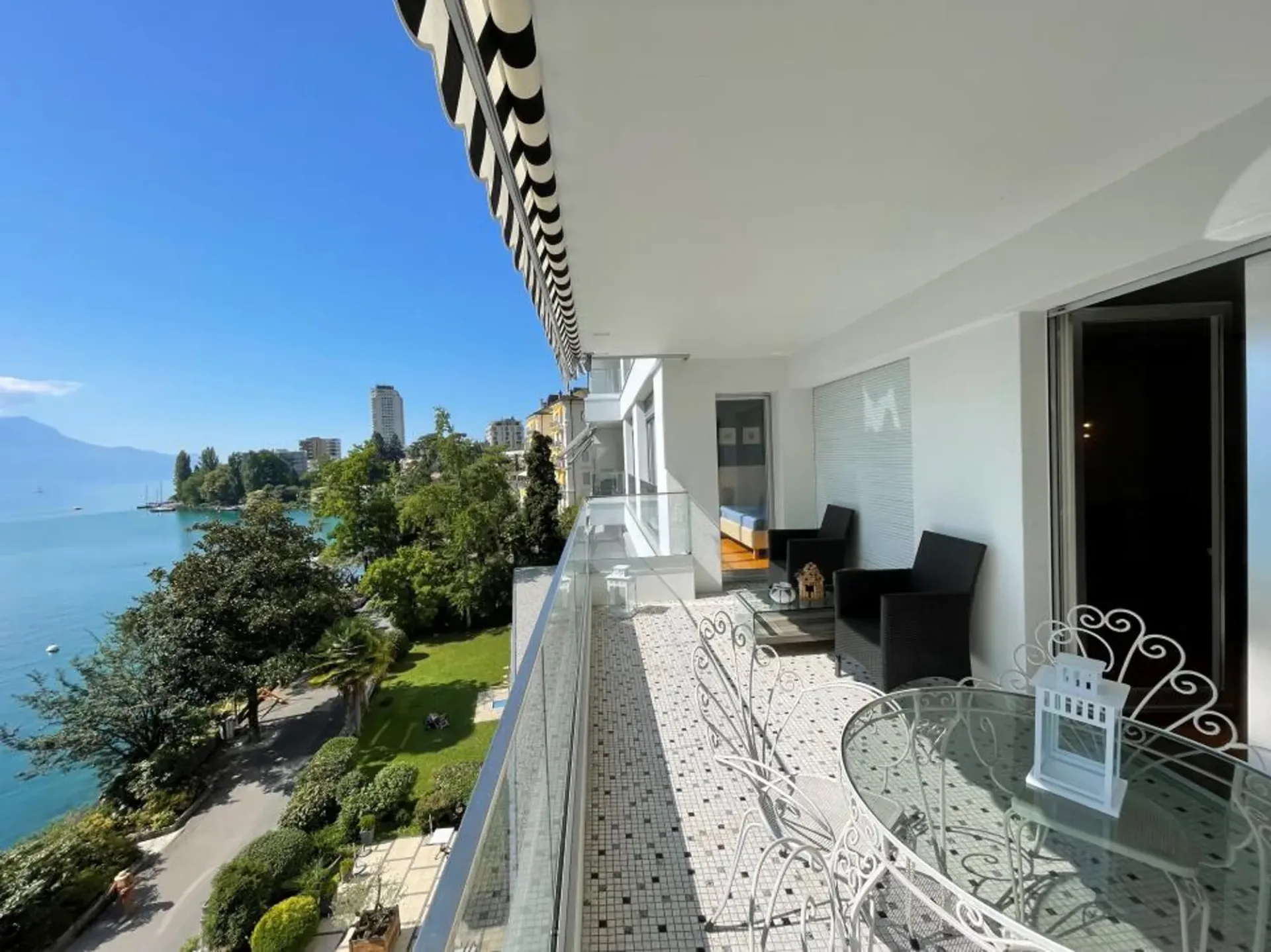 SITUATION UNIQUE AU BORD DU LAC POUR CET APPARTEMENT DE 4,5 PIECES AVEC TRES BELLE VUE