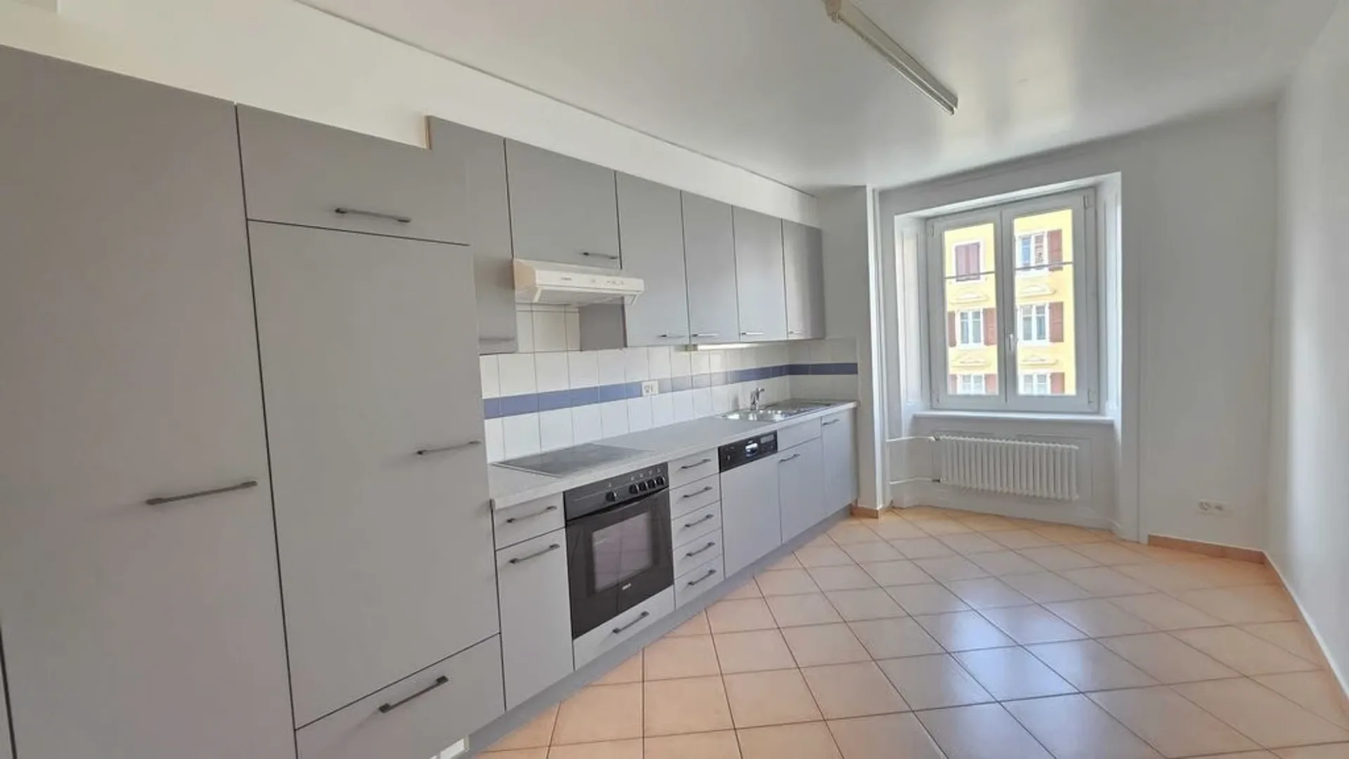 SCHÖNES, ERFRISCHTES UND HELLES WOHNUNG