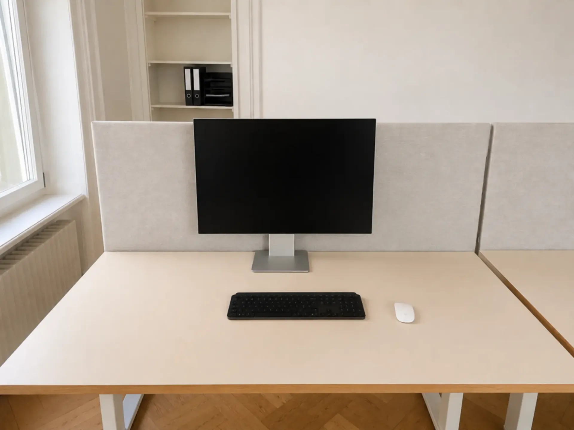 Poste de travail individuel entièrement équipé dans un bureau partagé