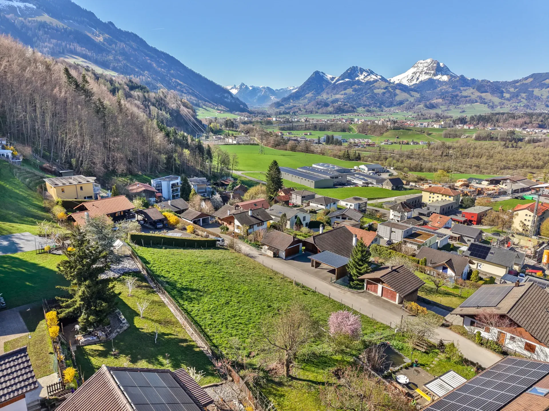 PRACHTWOLLES NEUES APARTMENT MIT SEESICHT UND BERGANSICHT IN BOTTERENS