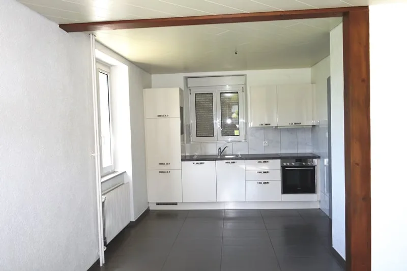 A louer charmant appartement de 3,5 pièces au rez-de-chaussée d'un petit immeuble