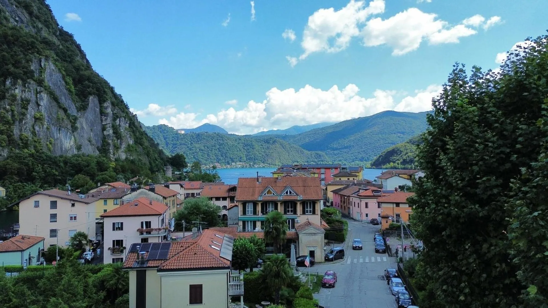 MODERNA MANSARDA DI DESIGN CON VISTA LAGO