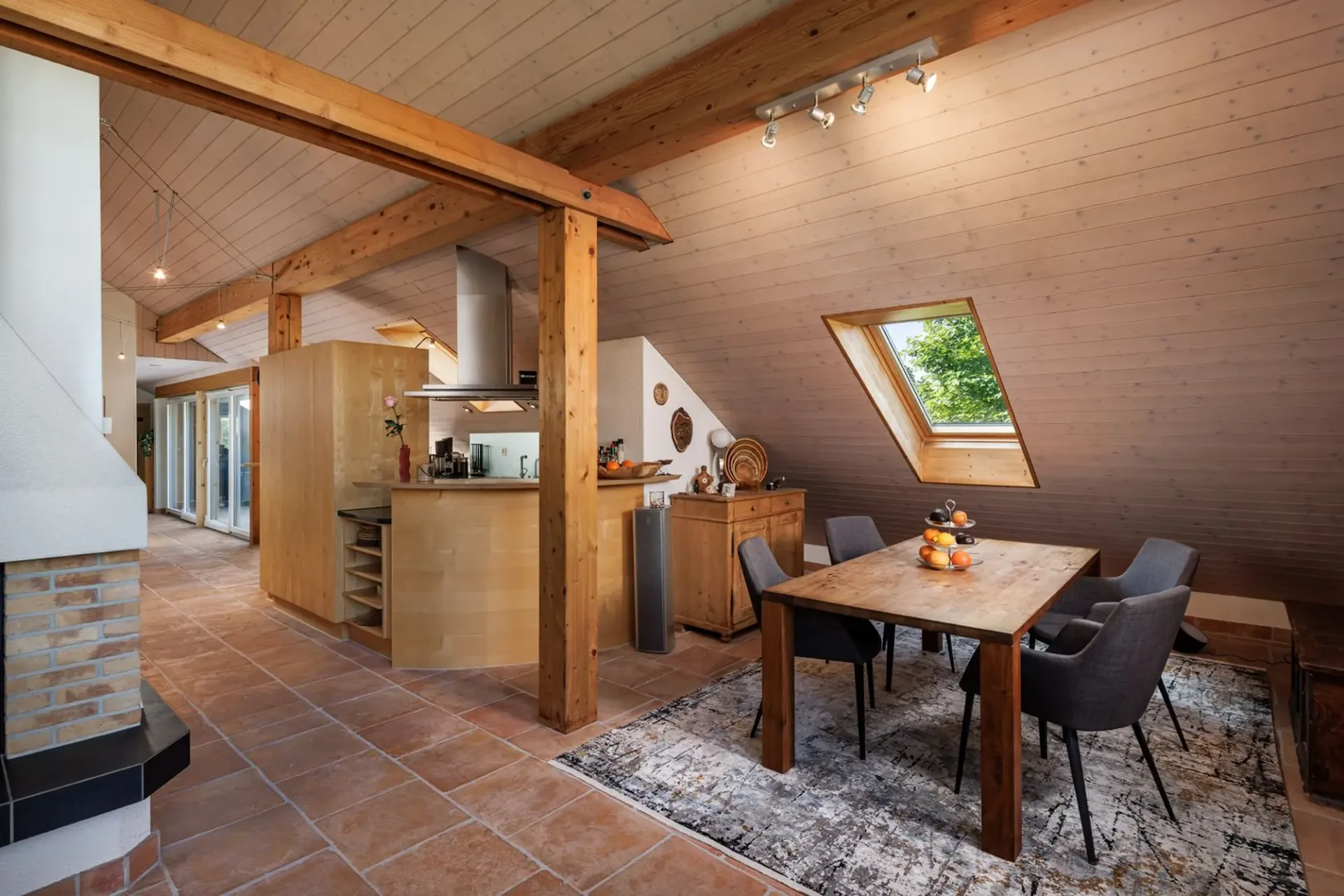 Grosszügige 6.5 Zimmer-Dachwohnung an bester Lage