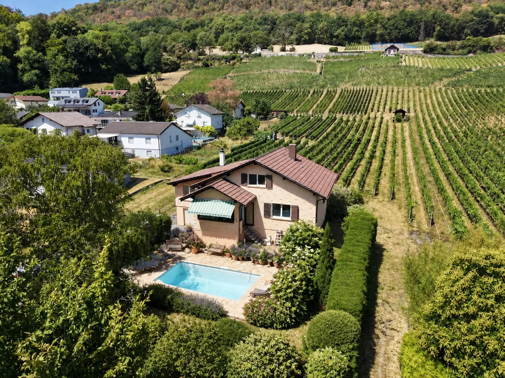 Familieneigentum am Rande der Weinberge mit Baugenehmigung für 2 Villen