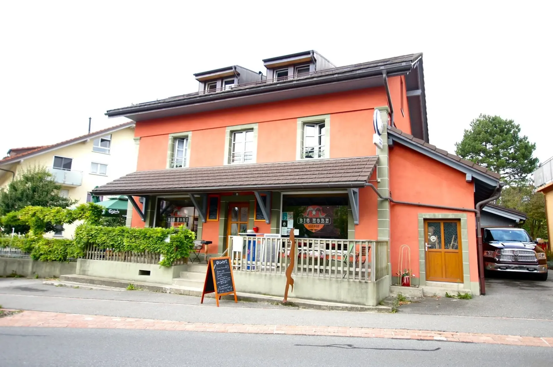 Renovierte Immobilie von 2016 mit 6 Wohnungen + 1 Bar-Restaurant