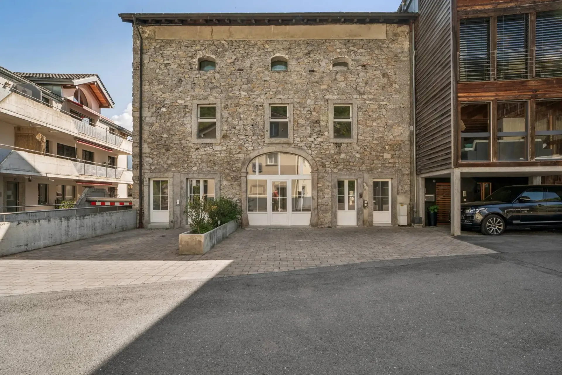4,5 locali di carattere in seminterrato con loggia in una piccola PPE