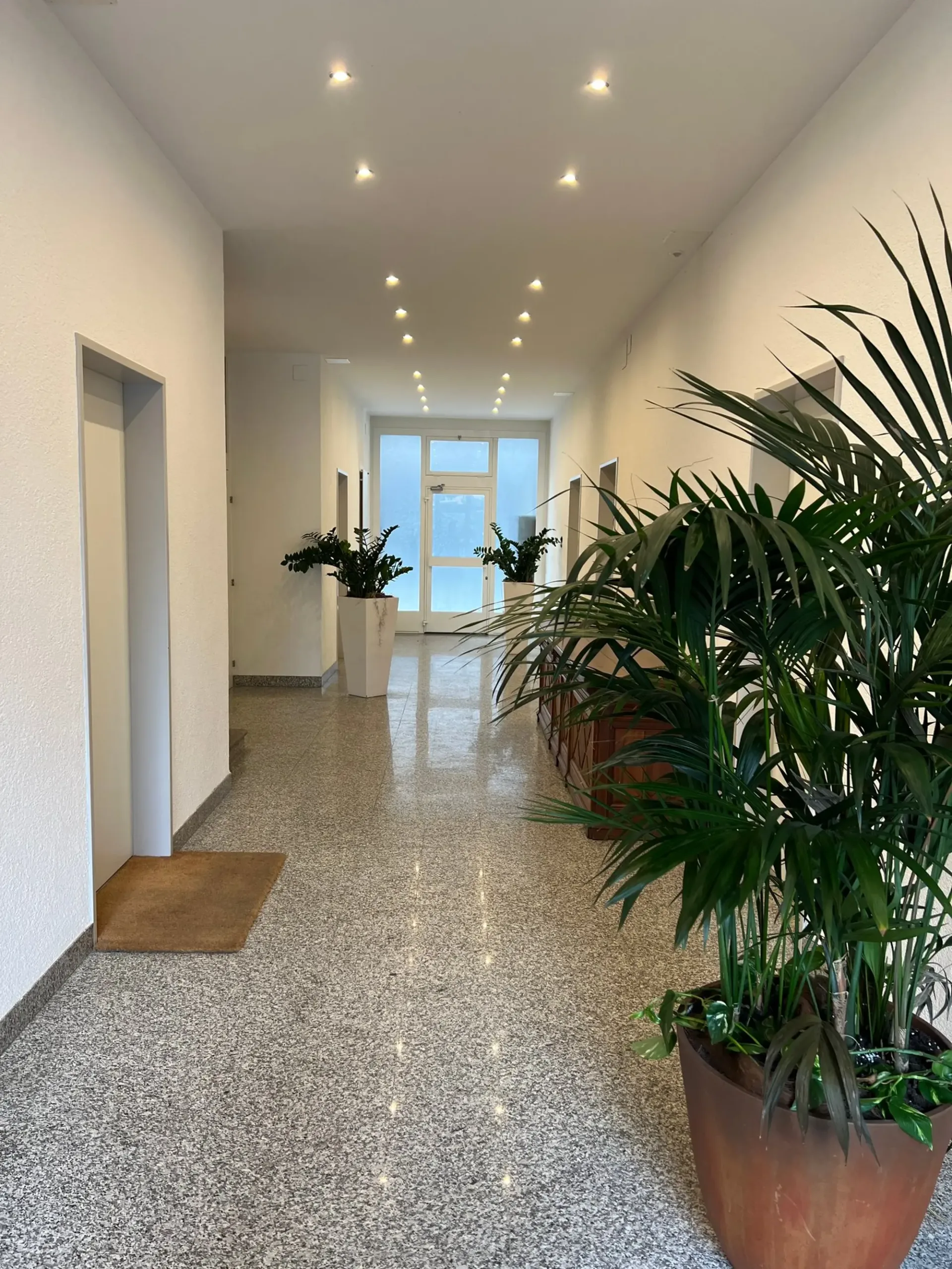Chiasso, elegantes und neuwertiges Büro mit überdachtem Parkplatz