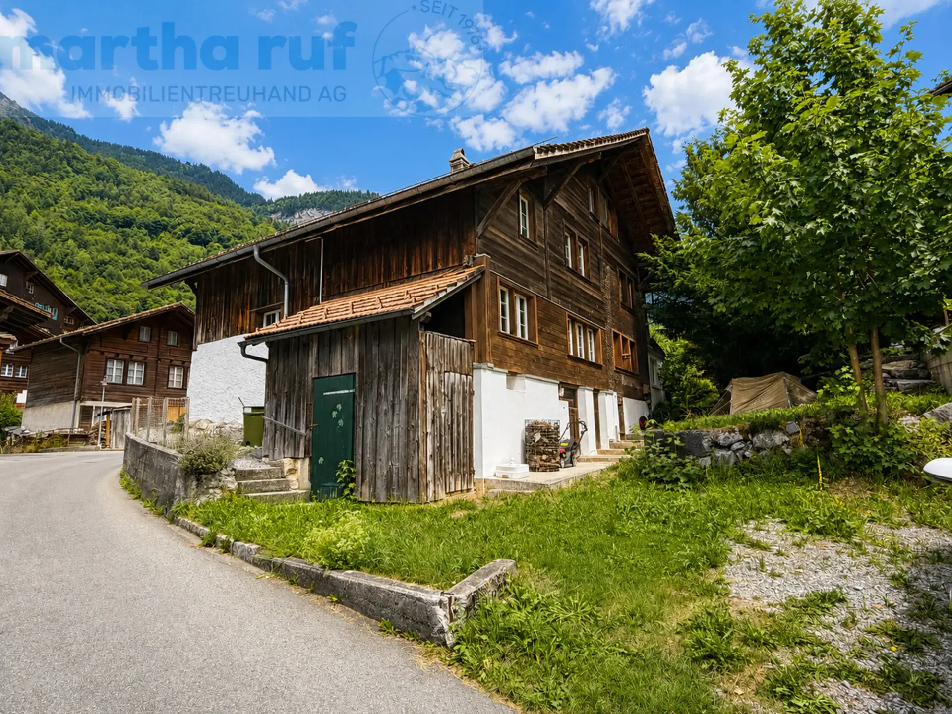 Traditionelles, angebautes Einfamilien-Ferienhaus mit alpinem Charm