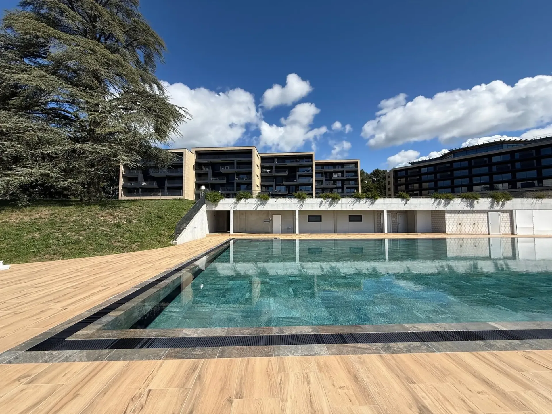 Schönes 3.5-Zimmer-Neubau mit Terrasse & Garten in einer Residenz mit Pool