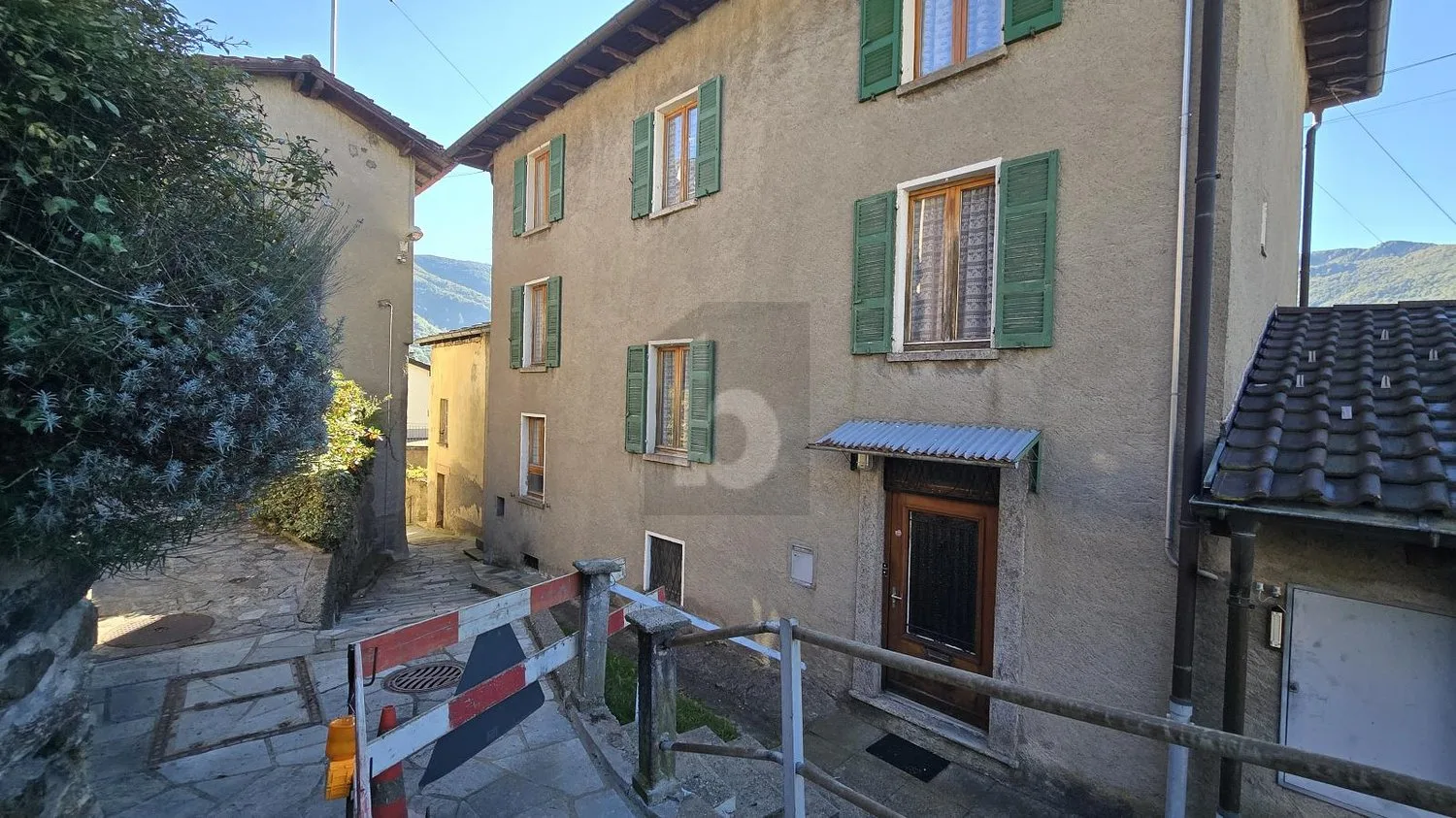 Sunny property with garden
