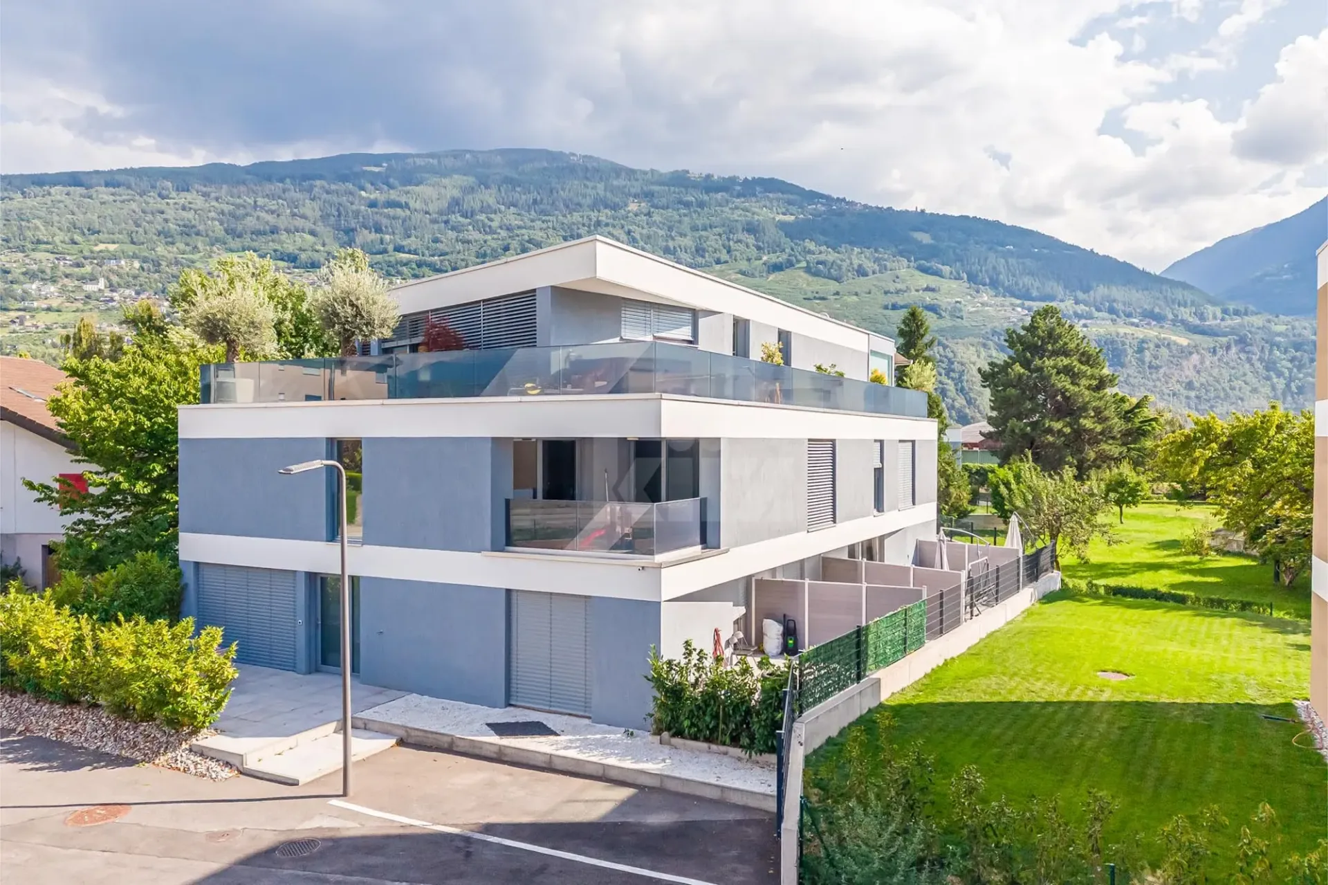 Bello studio recente con vista sulle montagne