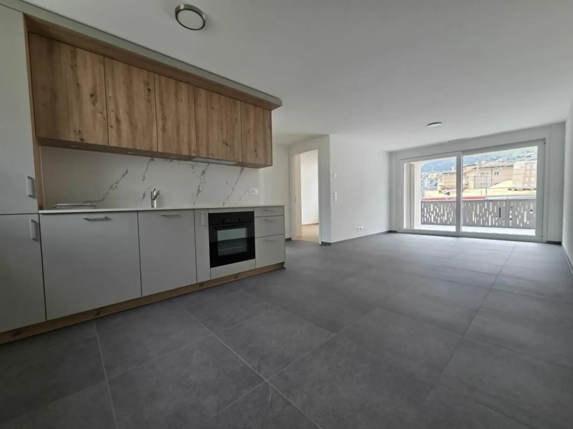 Neu - 3.5-Zimmer-Wohnung mit Balkon und Parkplätzen