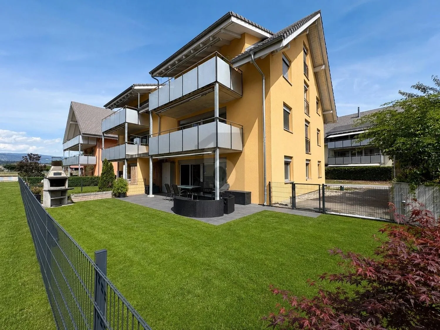 MODERN MIT GROSSEM GARTEN UND SITZPLATZ