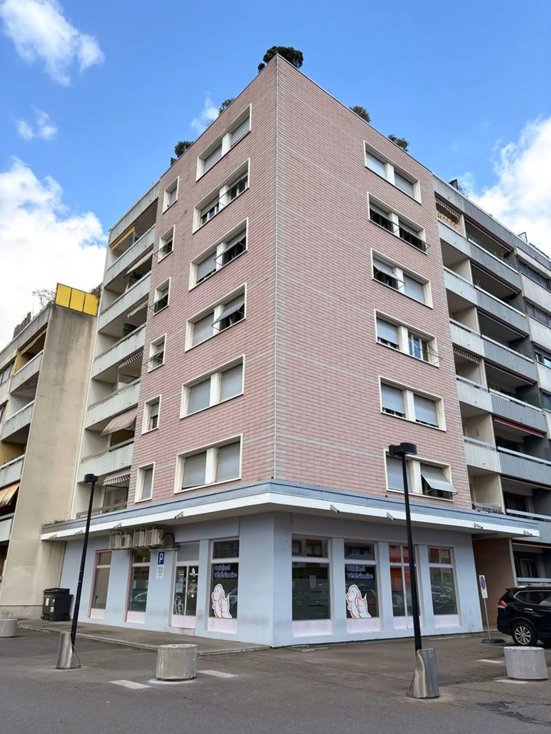 Wohnung mit 5 Zimmern und Balkon, im 1. Stock gelegen.