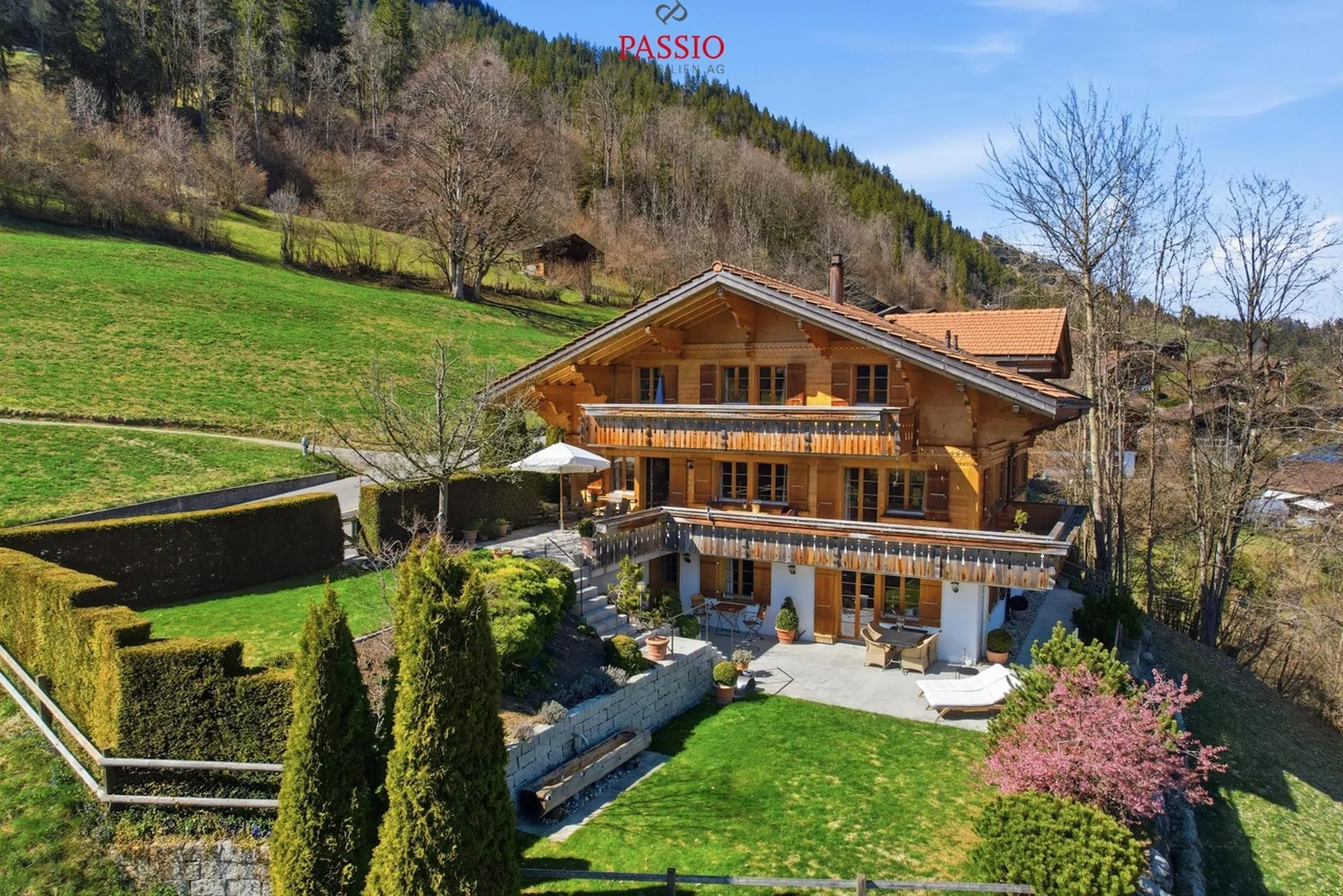 Exklusives 8.5-Zimmer-Chalet mit Einliegerpotenzial & Traumgarten