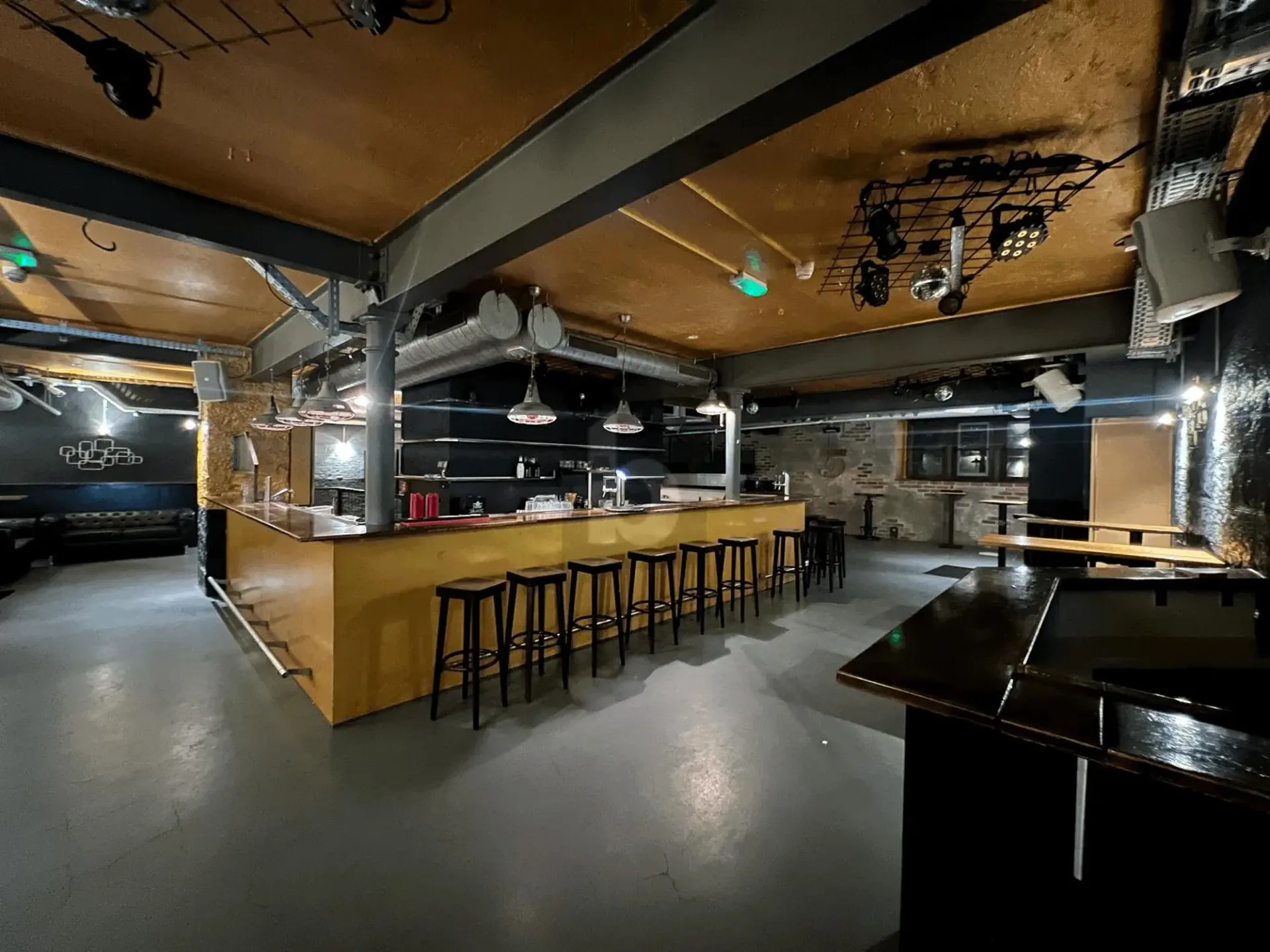ETABLIERT MIT VIEL KUNDENFREQUENZ!