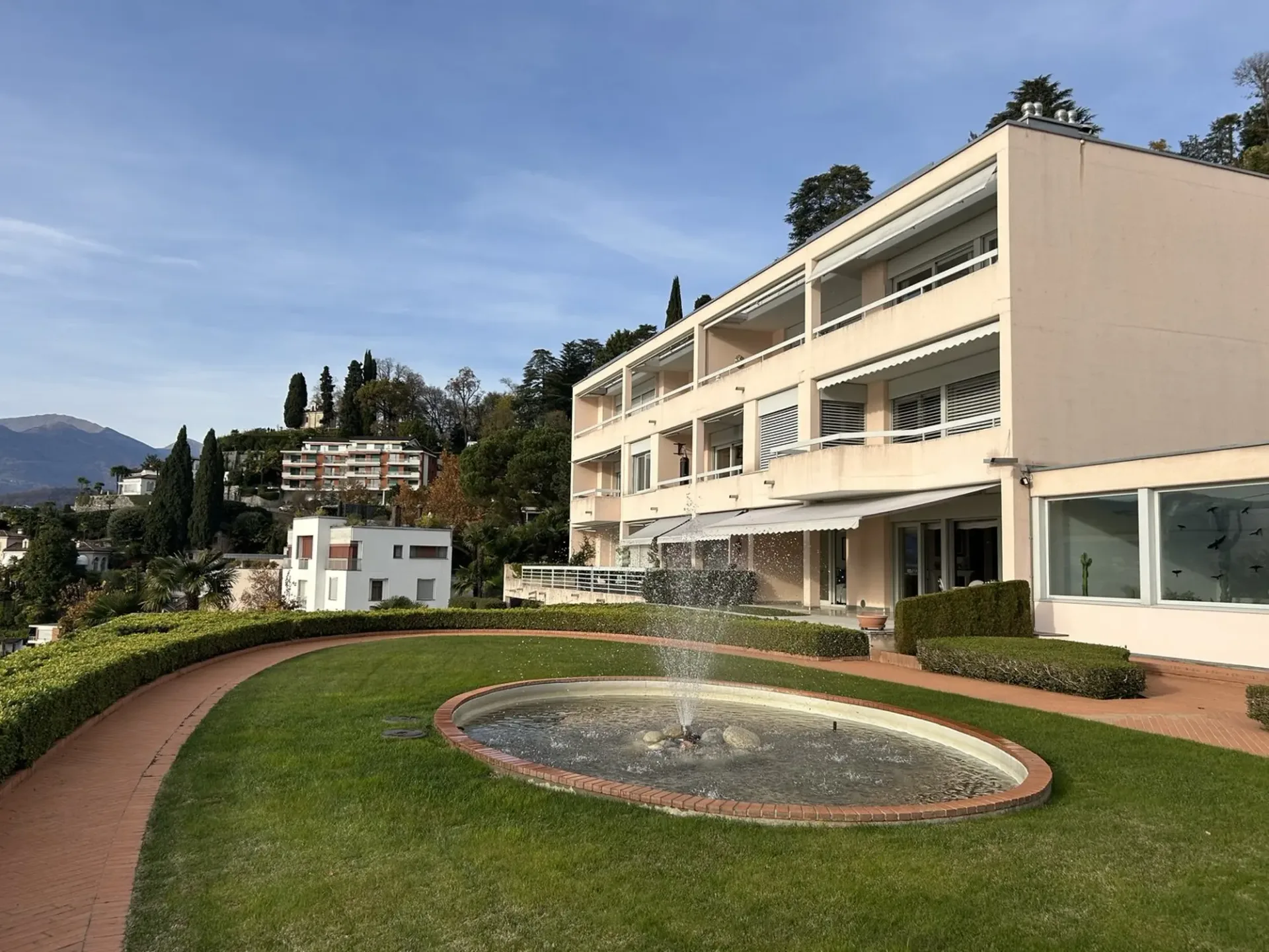 CASTAGNOLA - VENDESI APPARTAMENTO CON VISTA PANORAMICA SUL LAGO