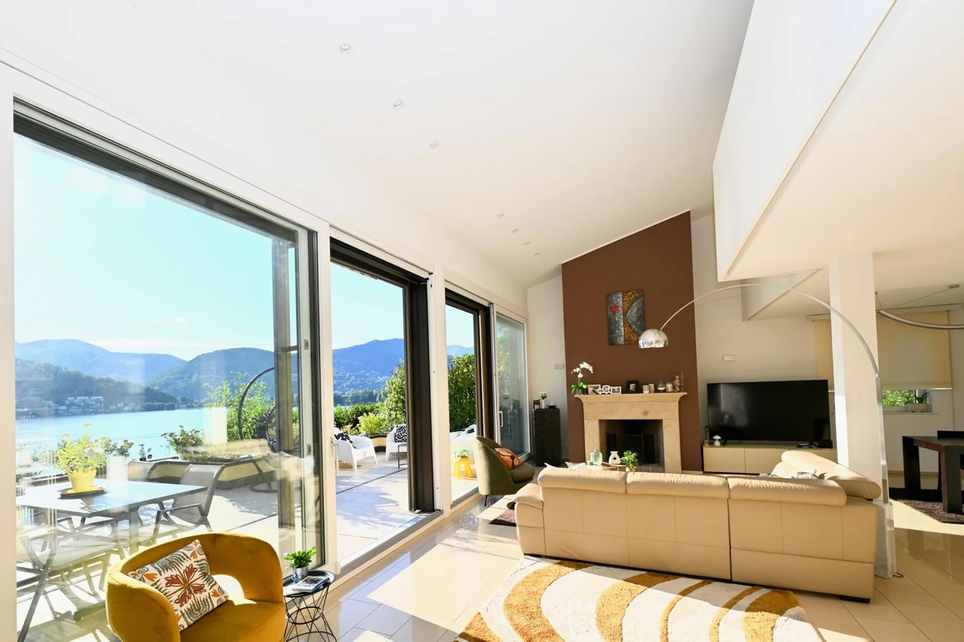 Elegante Attico Duplex con Vista Spettacolare sul Lago di Lugano