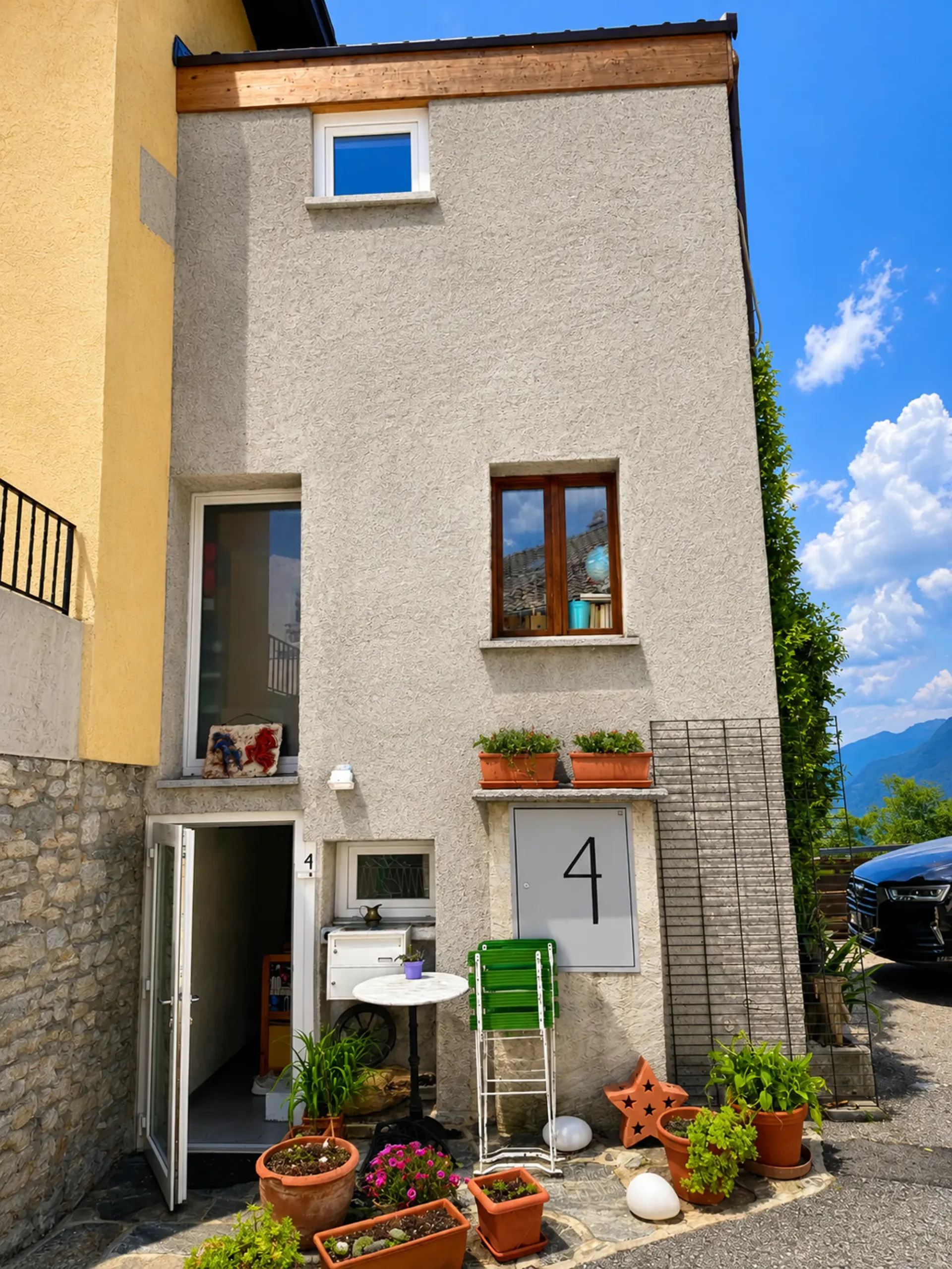 Panoramablick auf den Lago Maggiore, kürzliche Renovierung und privater Parkplatz im historischen Kern
