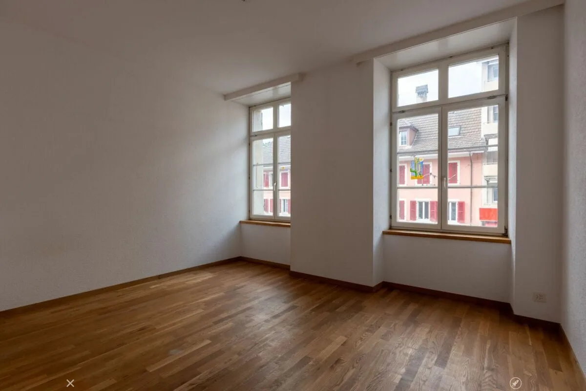 Bright 3.5-room apartment with high ceilings and covered balcony