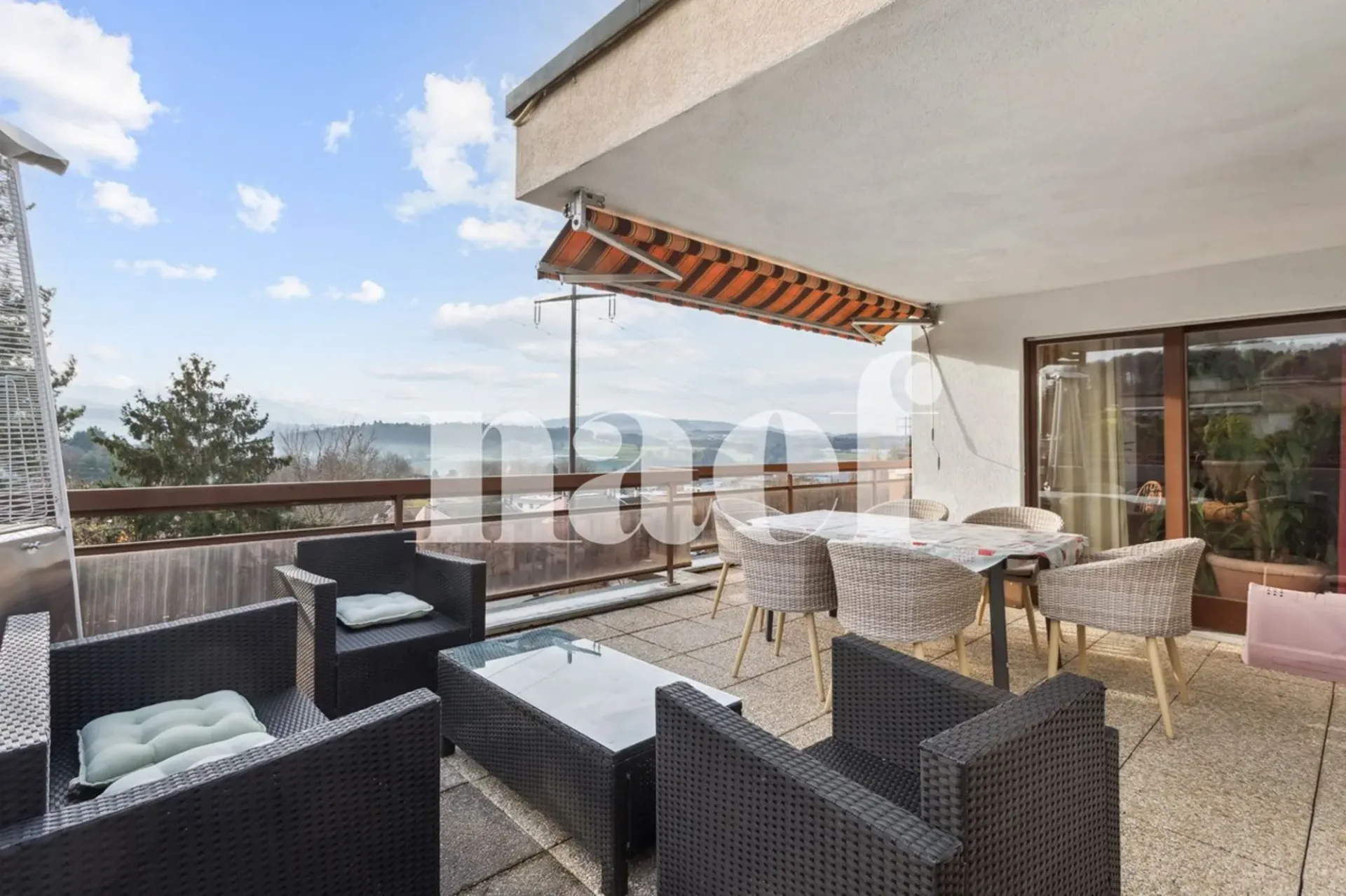 Grand appartement en attique de 7 pièces avec superbe terrasse à vendre à Villars-sur-Glâne