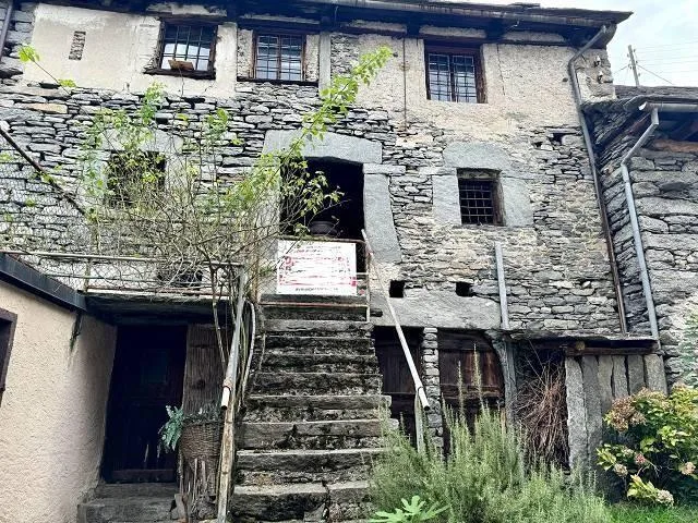 8-Zimmer-Tessinerhaus zum Ausbauen mit grosser Terrasse / casa tici...