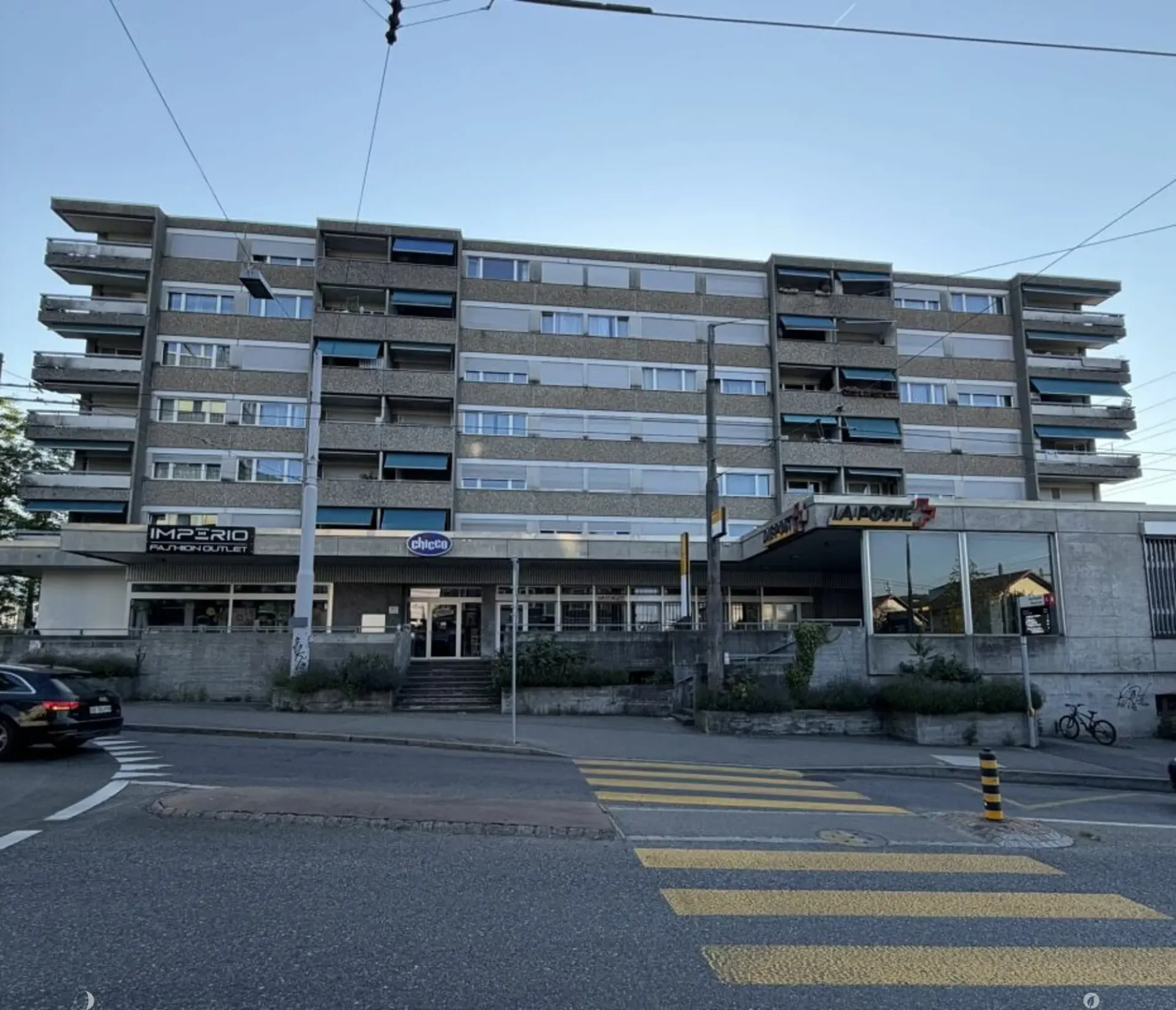 Ideally located sales area and office space