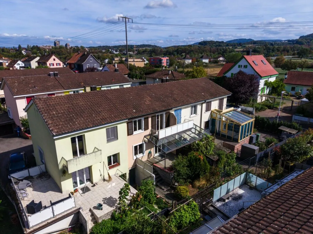 Casa a schiera di 4 locali accogliente con area di seduta all'aperto spaziosa e garage privato