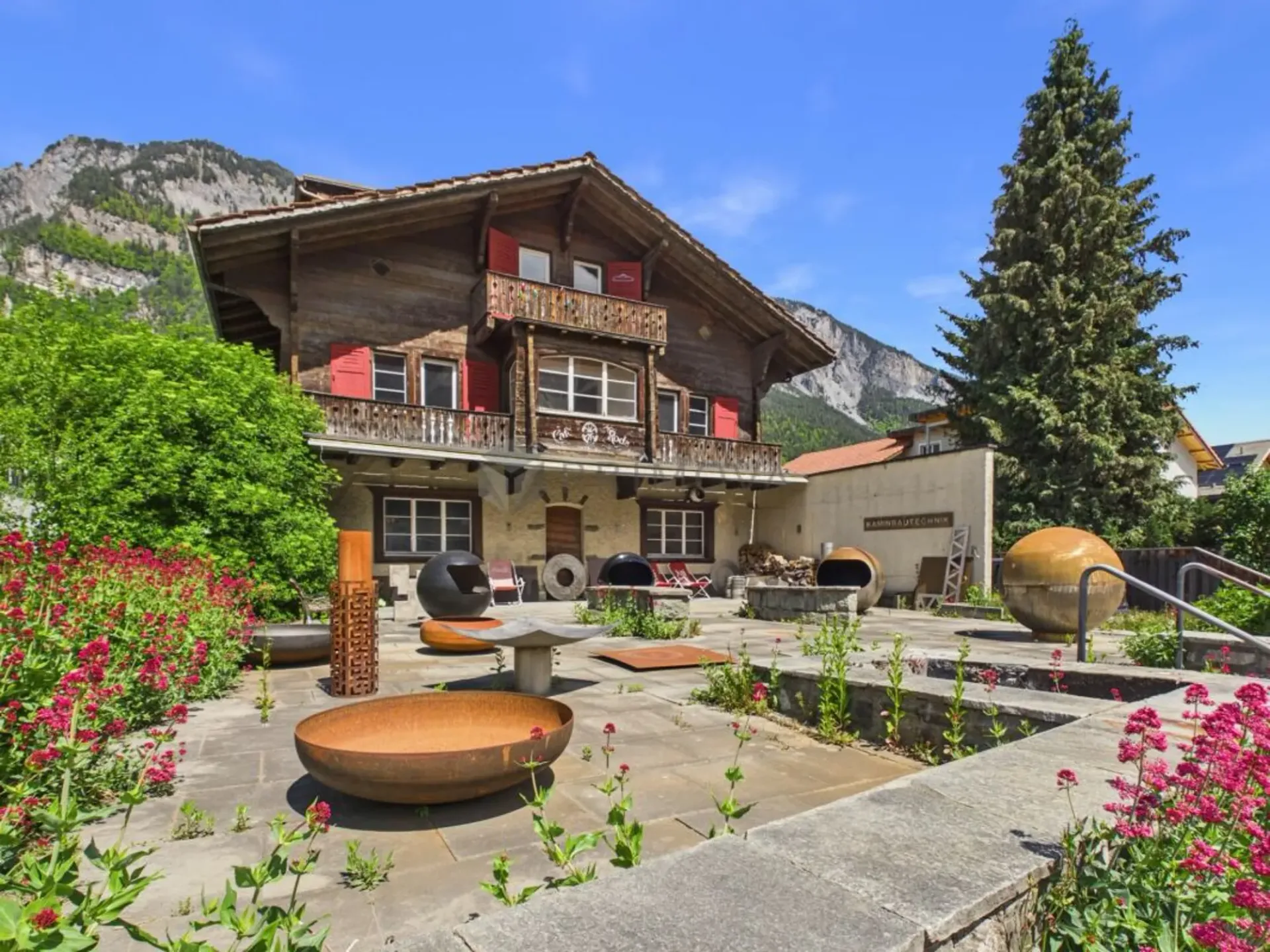 Traditionsreiches Chalet mit Gastronomie & zwei Wohneinheiten auf weitläufigem Grund