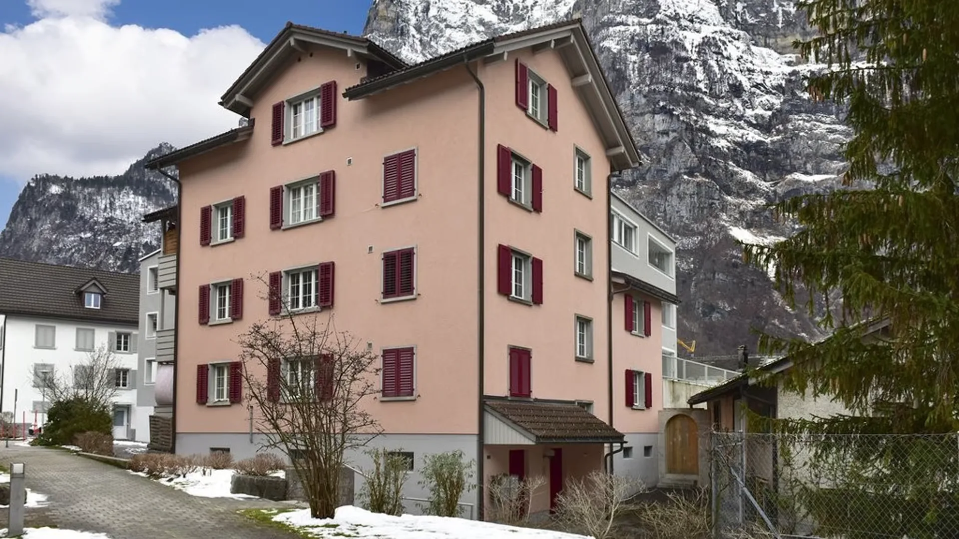 GROSSZÜGIGE 4.5 ZIMMER WOHNUNG IN NETSTAL