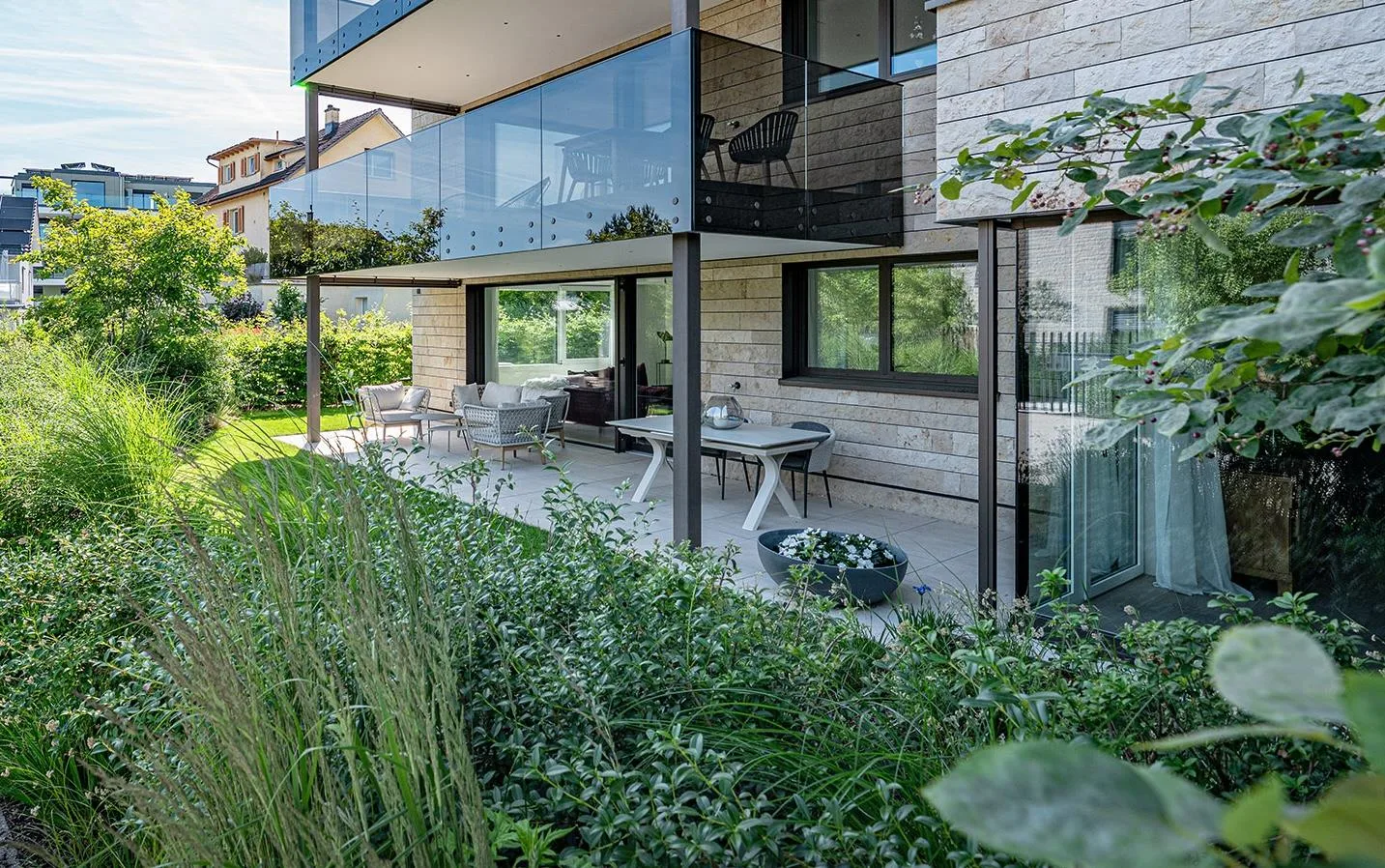 MODERNE ELEGANZ AM SEEUFER - 2024 ERBAUTE DESIGNERWOHNUNG IN LACHEN