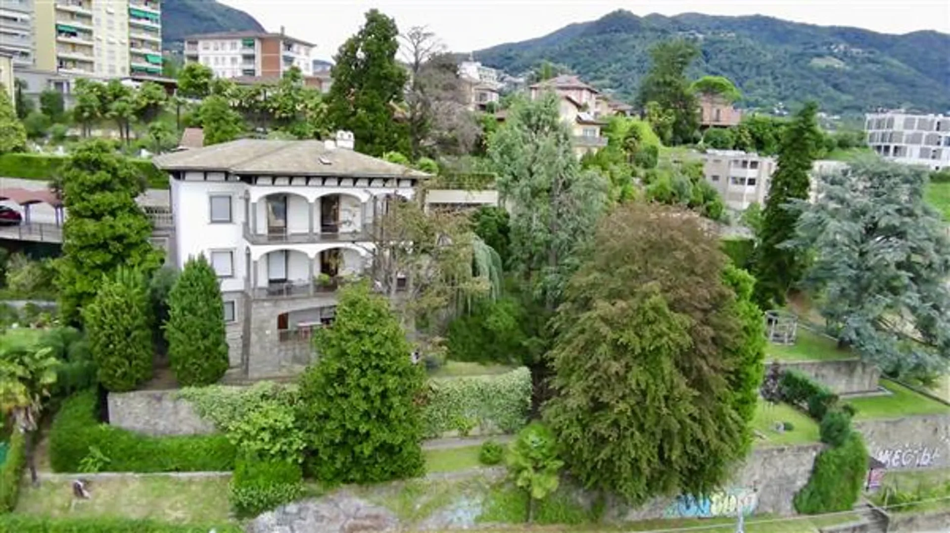 Balerna: Villa 7,5 Lokale