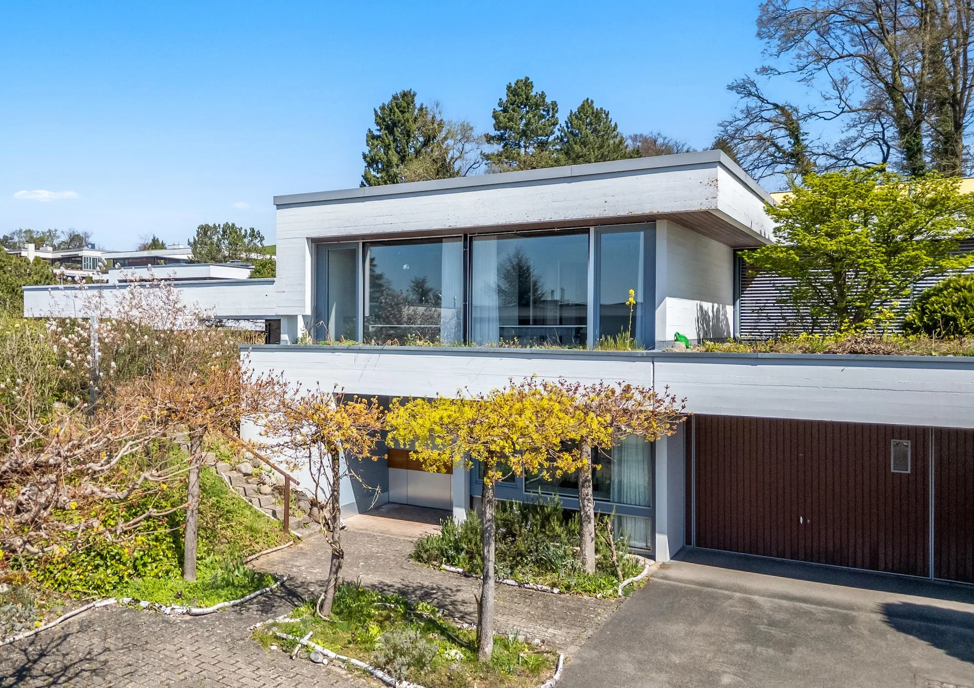 Architektonisches Unikat mit Naturweiher und Entwicklungspotenzial