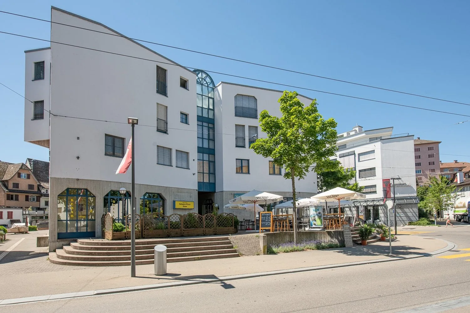 Einstellhallenplatz im Zentrum von Neuhausen