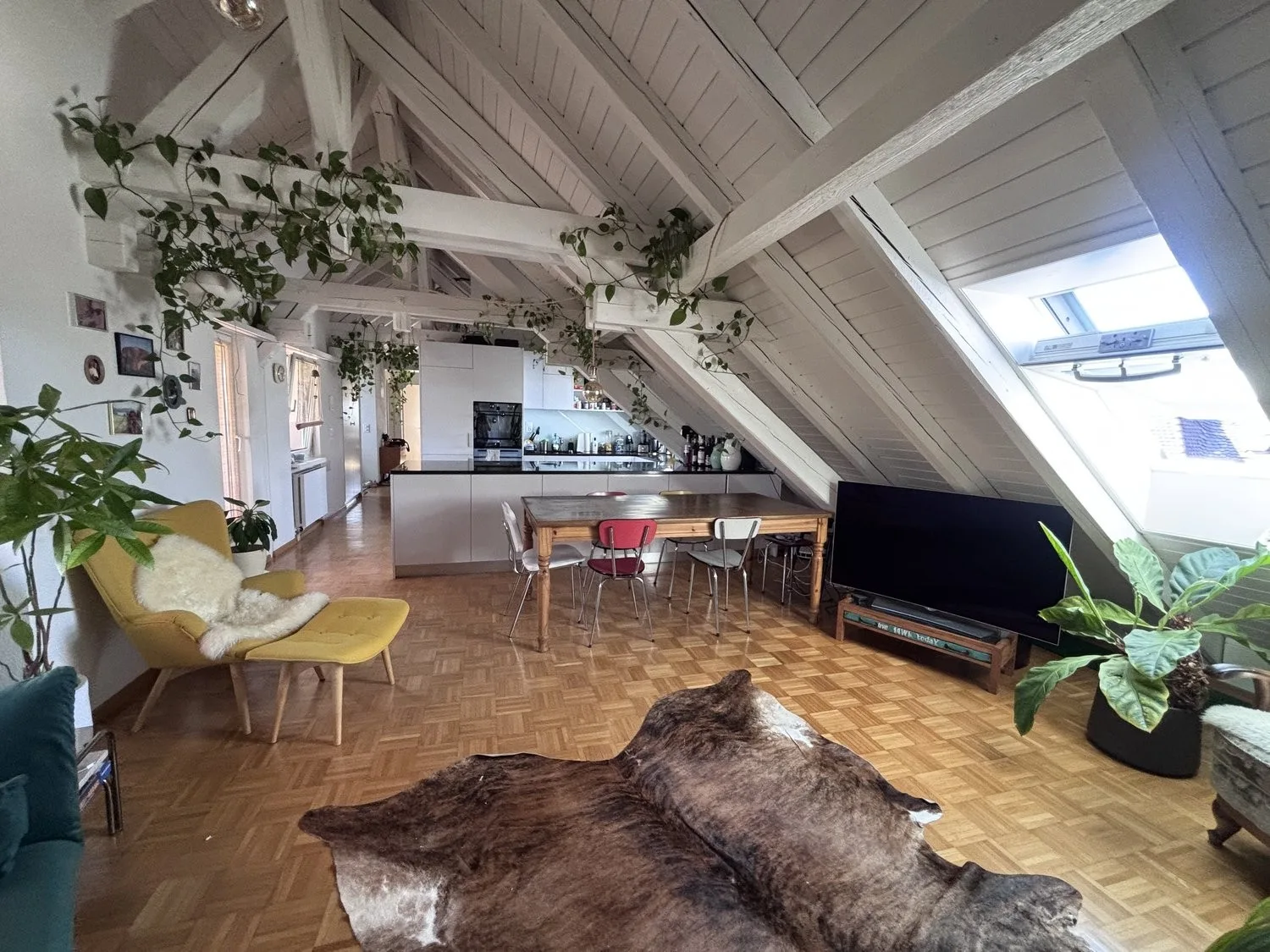 3½ ZIMMER-ATTIKAWOHNUNG IN ZÜRICH - KREIS 3 WIEDIKON, MÖBLIERT, TEMPOR