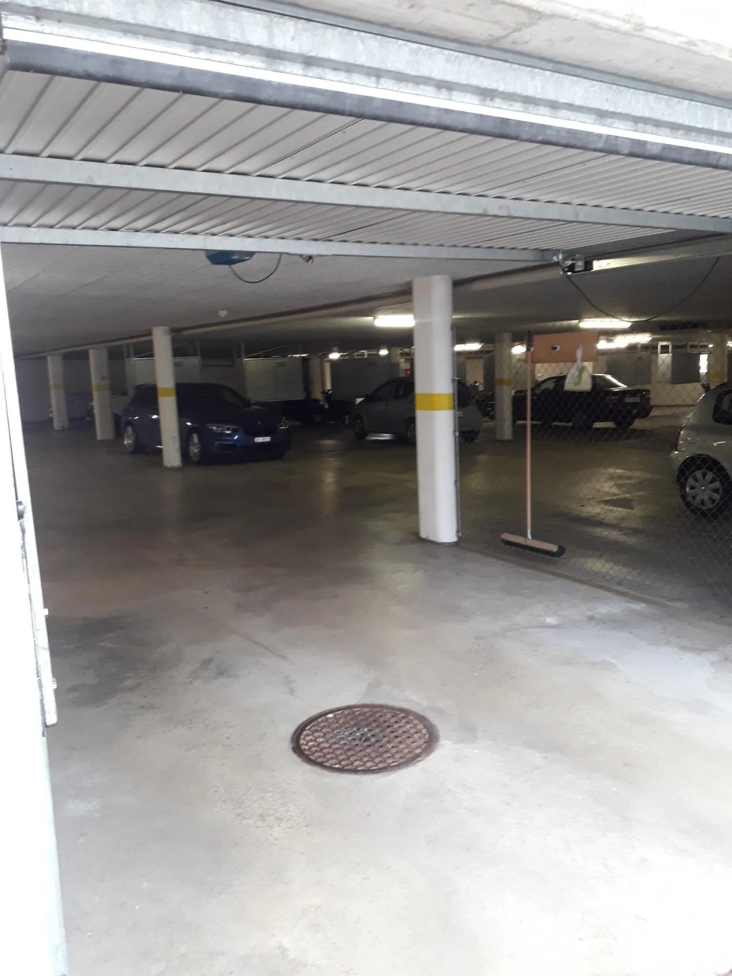 Parking spaces and garage spaces for rent