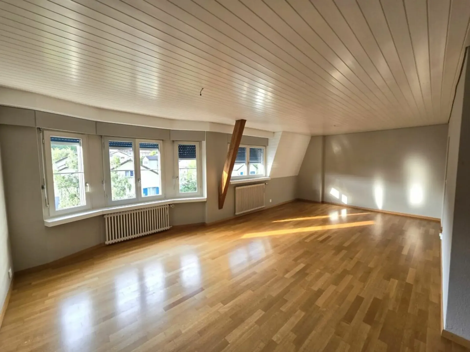 Appartamento mansardato luminoso di 3,5 locali al 4° piano