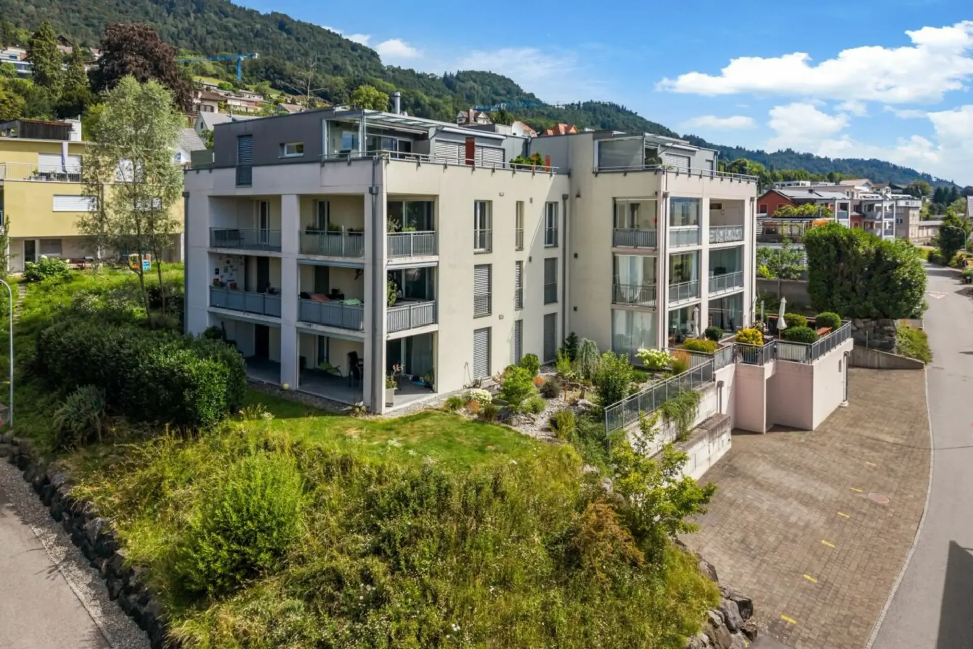 Attraktive 4.5-Zimmer-Wohnung mit grosszügiger Terrasse, Garage und Aussenparkplatz
