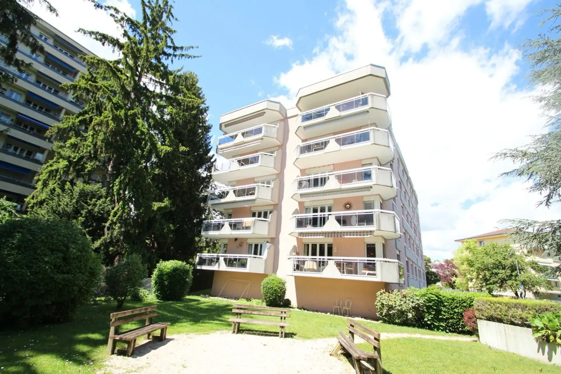 Wohnung 4.5 Zimmer, im 1. Stock mit Balkon