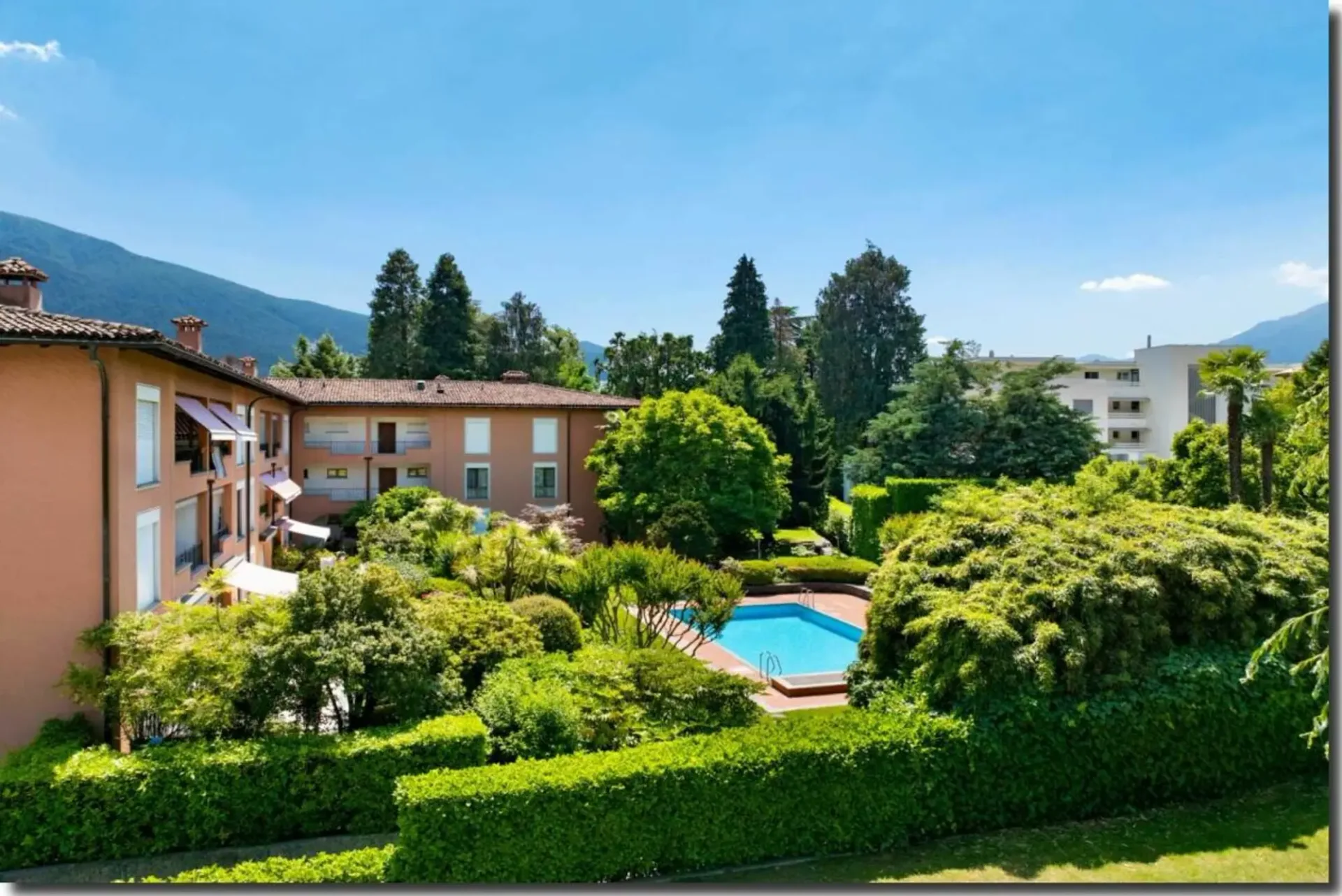 Moderne 2 1/2 Zimmer-Ferienwohnung mit grossem Pool an attraktiver Lage in Ascona