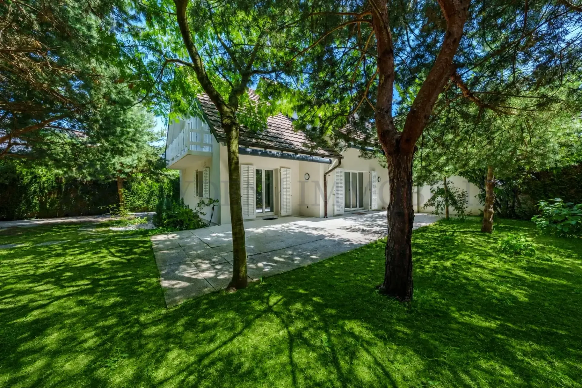 Villa Doppelhaus renoviert mit unabhängigem Studio in einem bevorzugten Wohngebiet in Commugny