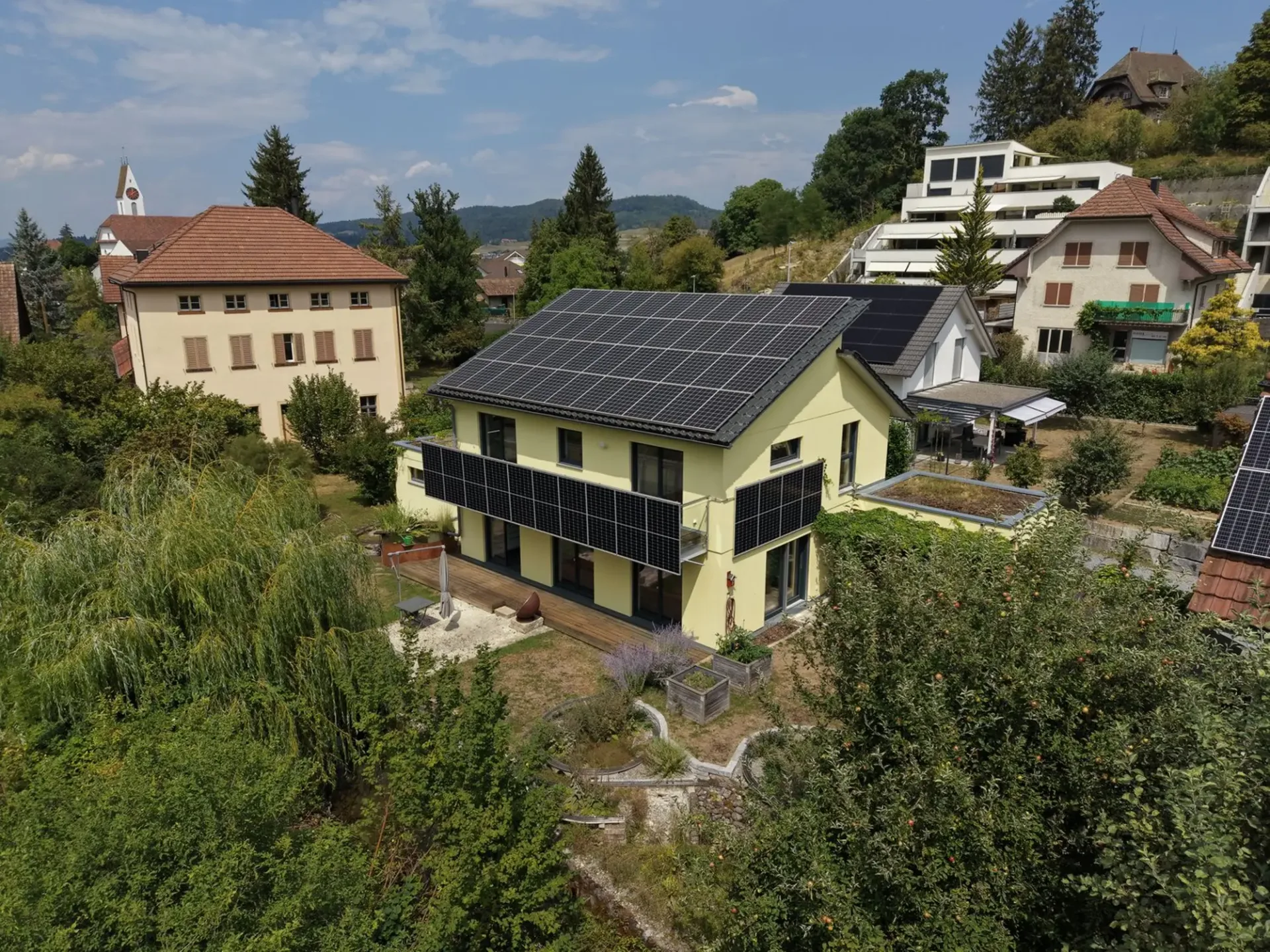 Gepflegtes Einfamilienhaus direkt am Bach, mit Blick ins Grüne