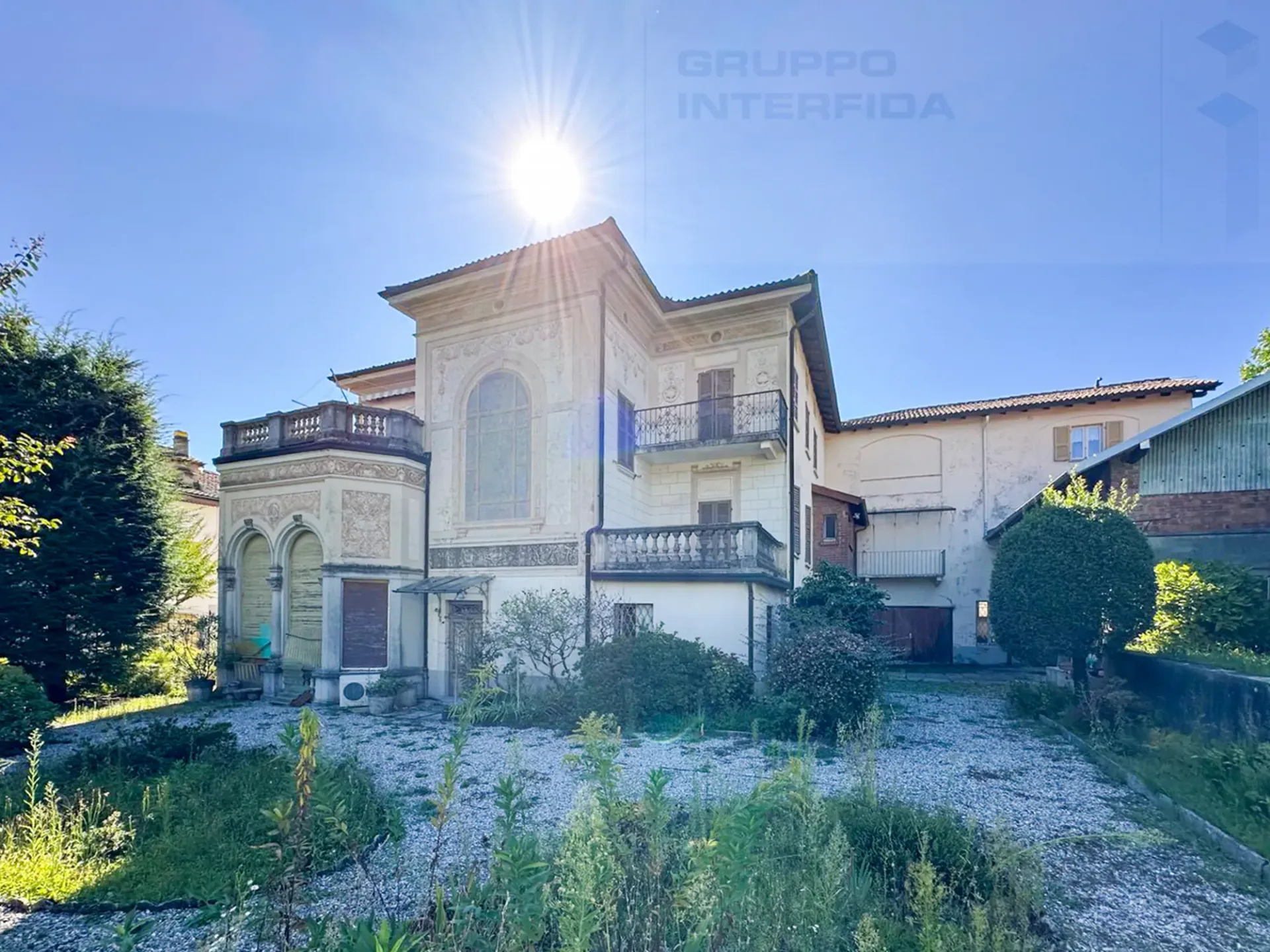 STORICA VILLA CON GIARDINO E GARAGE