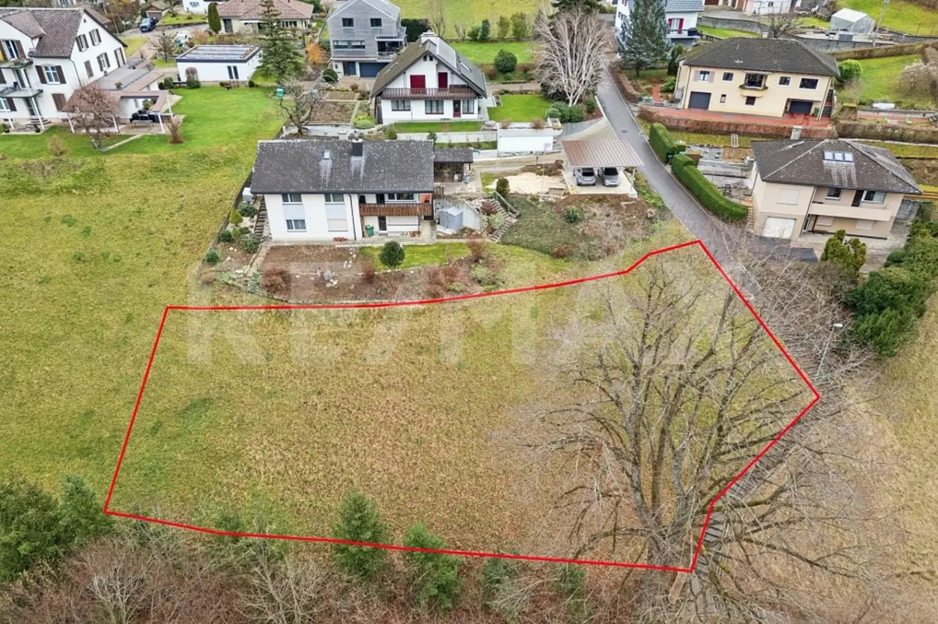 Building land in a sloping location in an attractive residential area