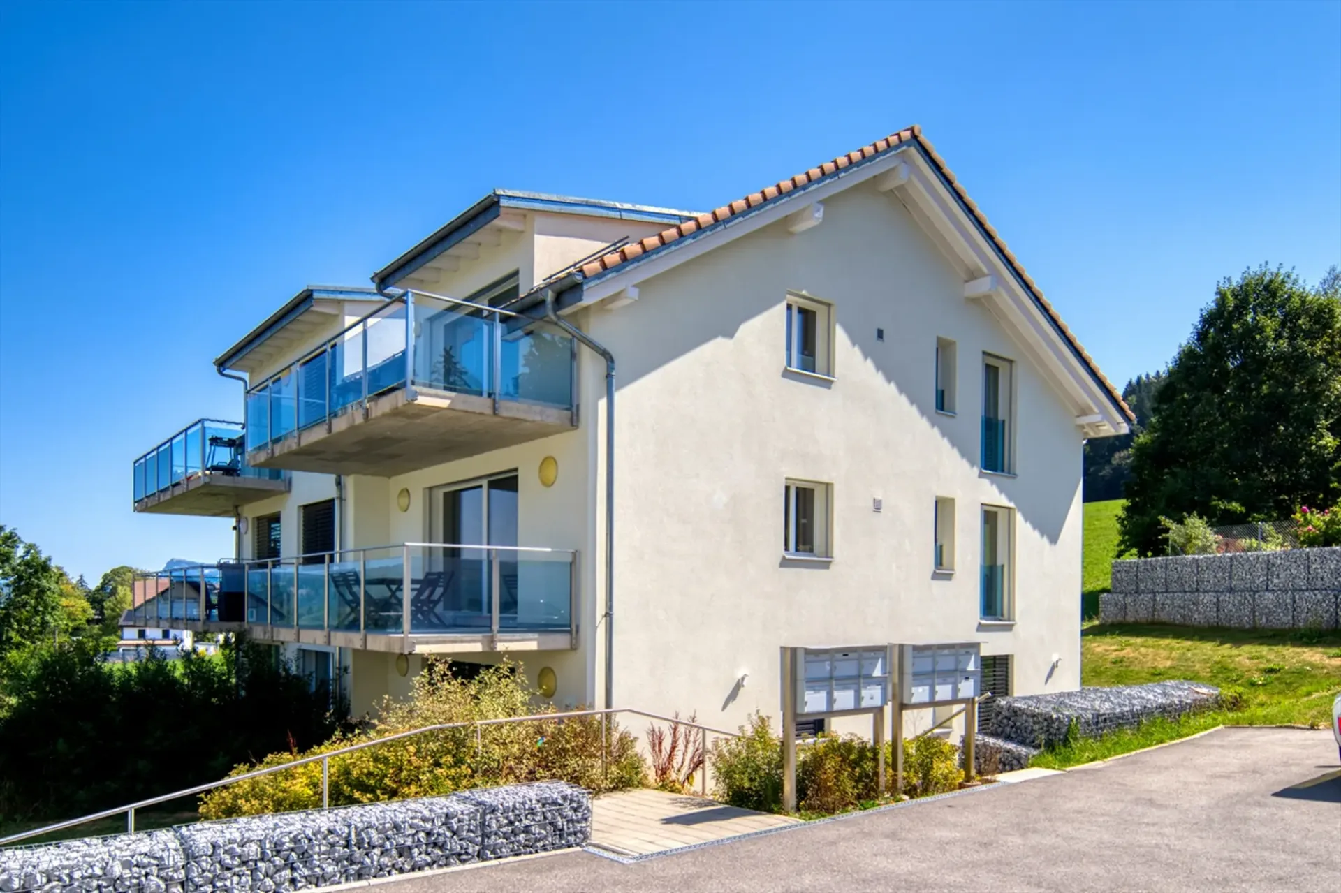 Schönes Durchgangsappartement mit 3.5 Zimmern und Seeblick
