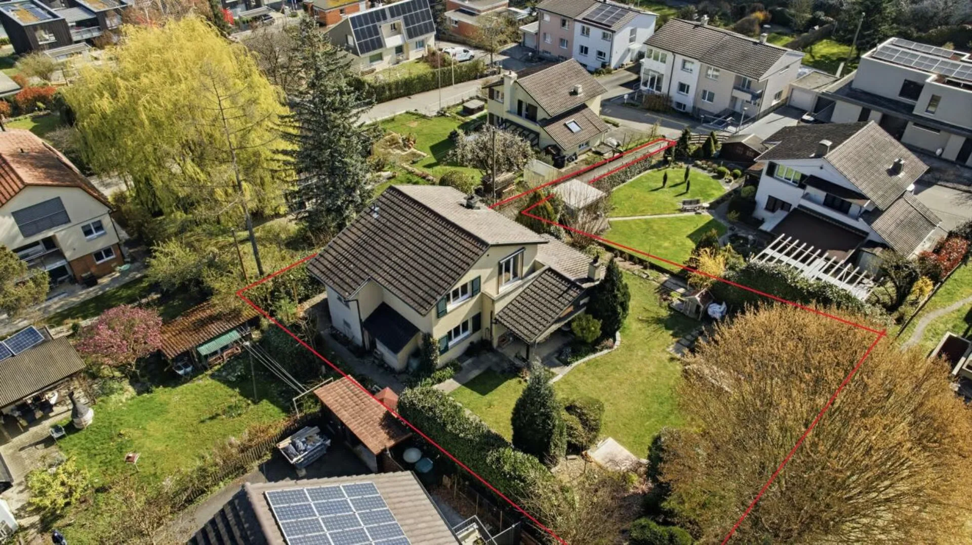 Freistehendes 5.5 Z' EFH mit grosszügigem Garten an exklusiver Lage