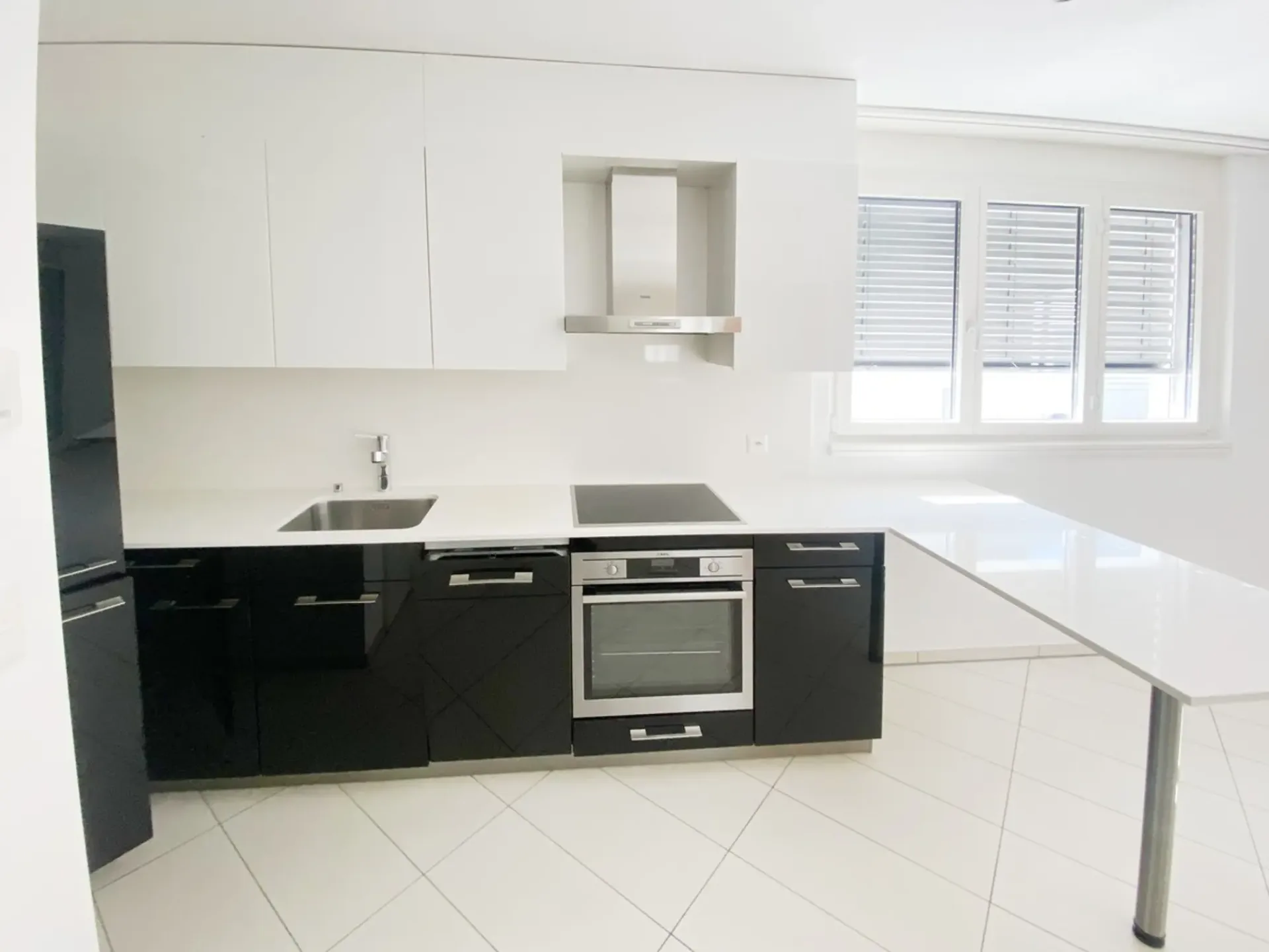 Modernes 2.5-Zimmer-Wohnung mit Terrasse und Parkplatz im Zentrum.