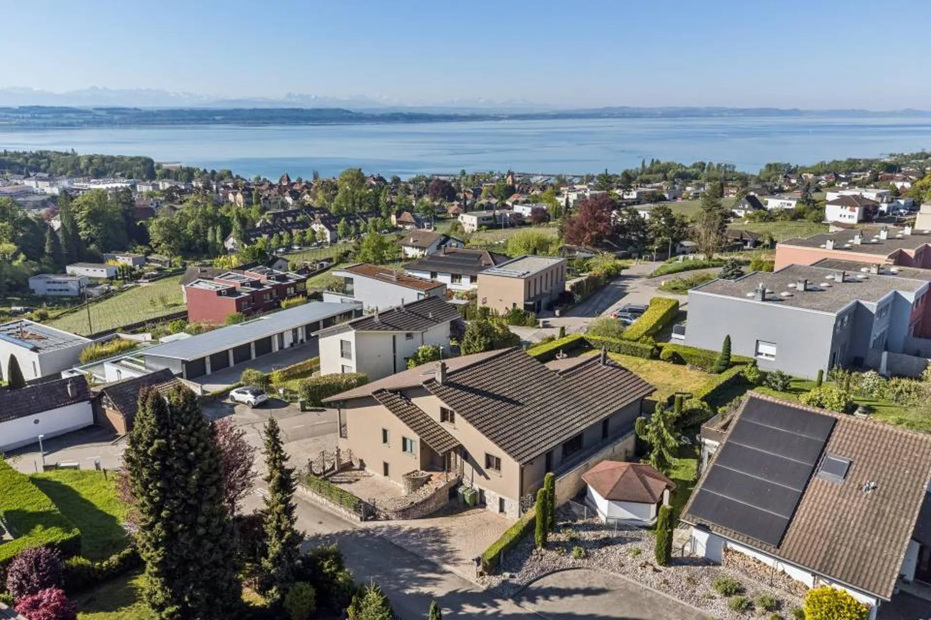 Harmonie, espace et nature ! Une villa unique à St-Blaise avec vue lac