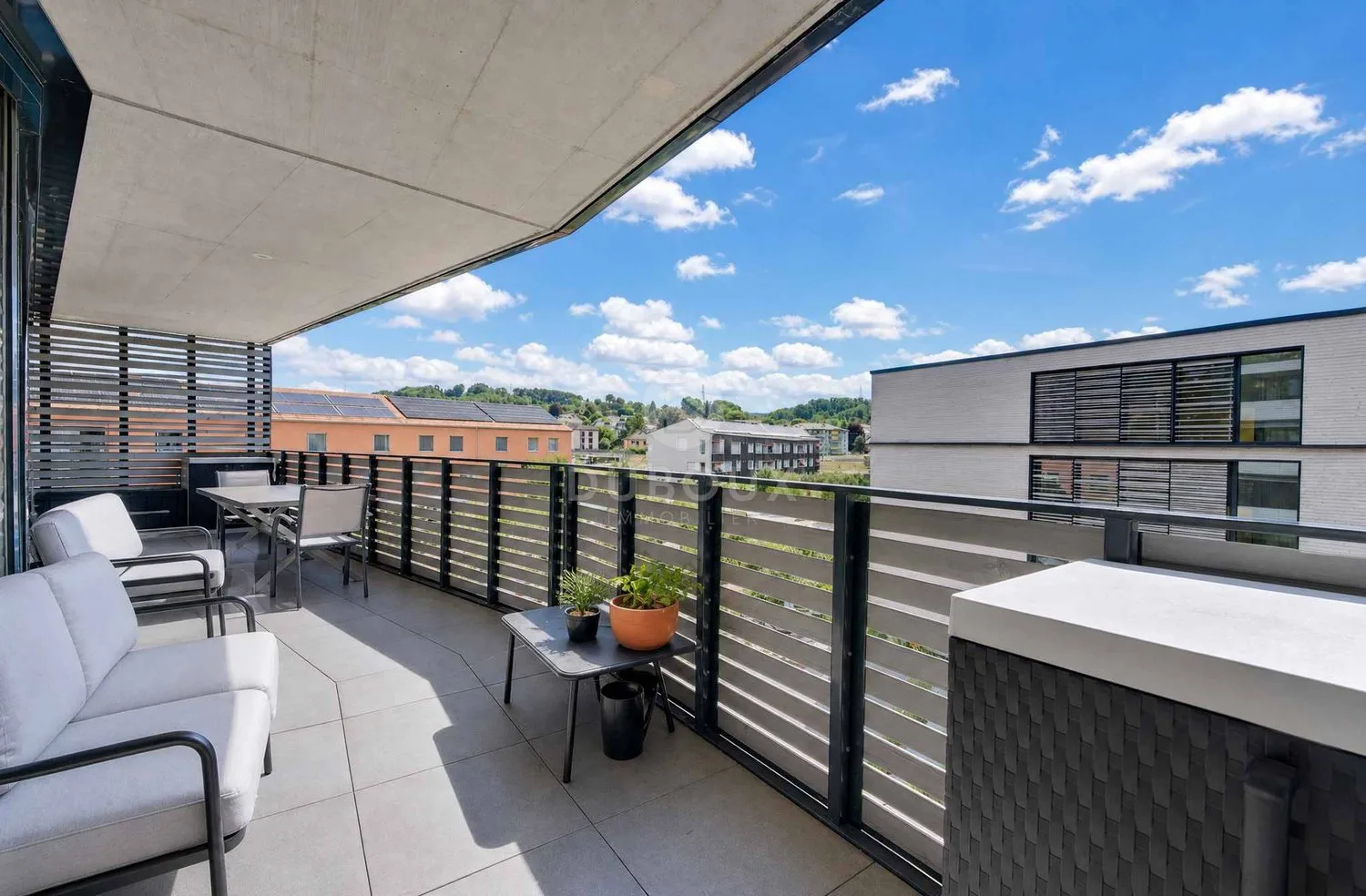 SUPERBE 2.5 PIÈCES RÉCENT AVEC BALCON COUVERT