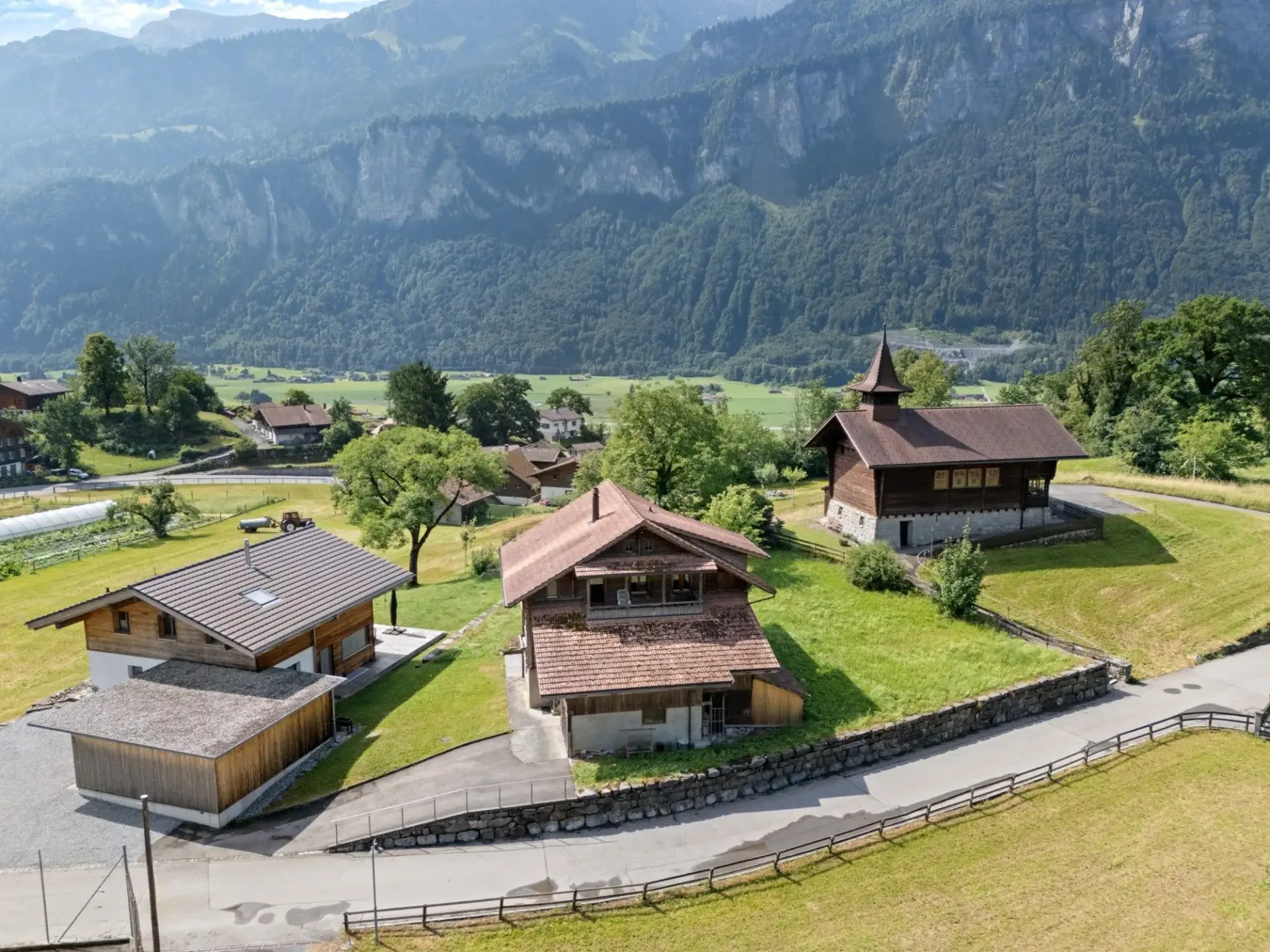 Bauernhaus / Ferienhaus mit separaten Doppelgaragen